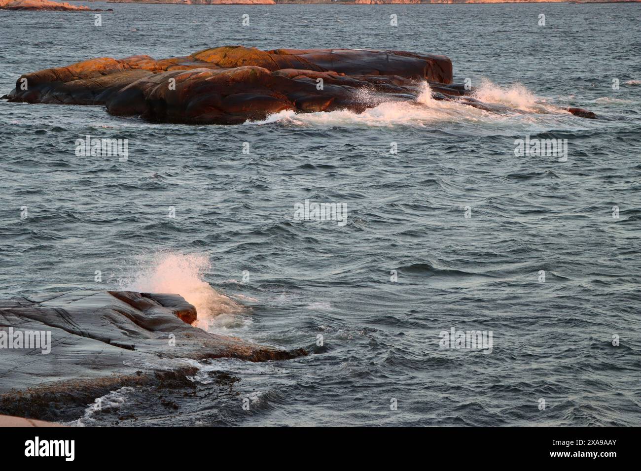 Temps orageux avec des vents violents et des vagues frappant les îles, les skerries et les îlots du Kattegat sur la côte ouest de la Suède. Banque D'Images