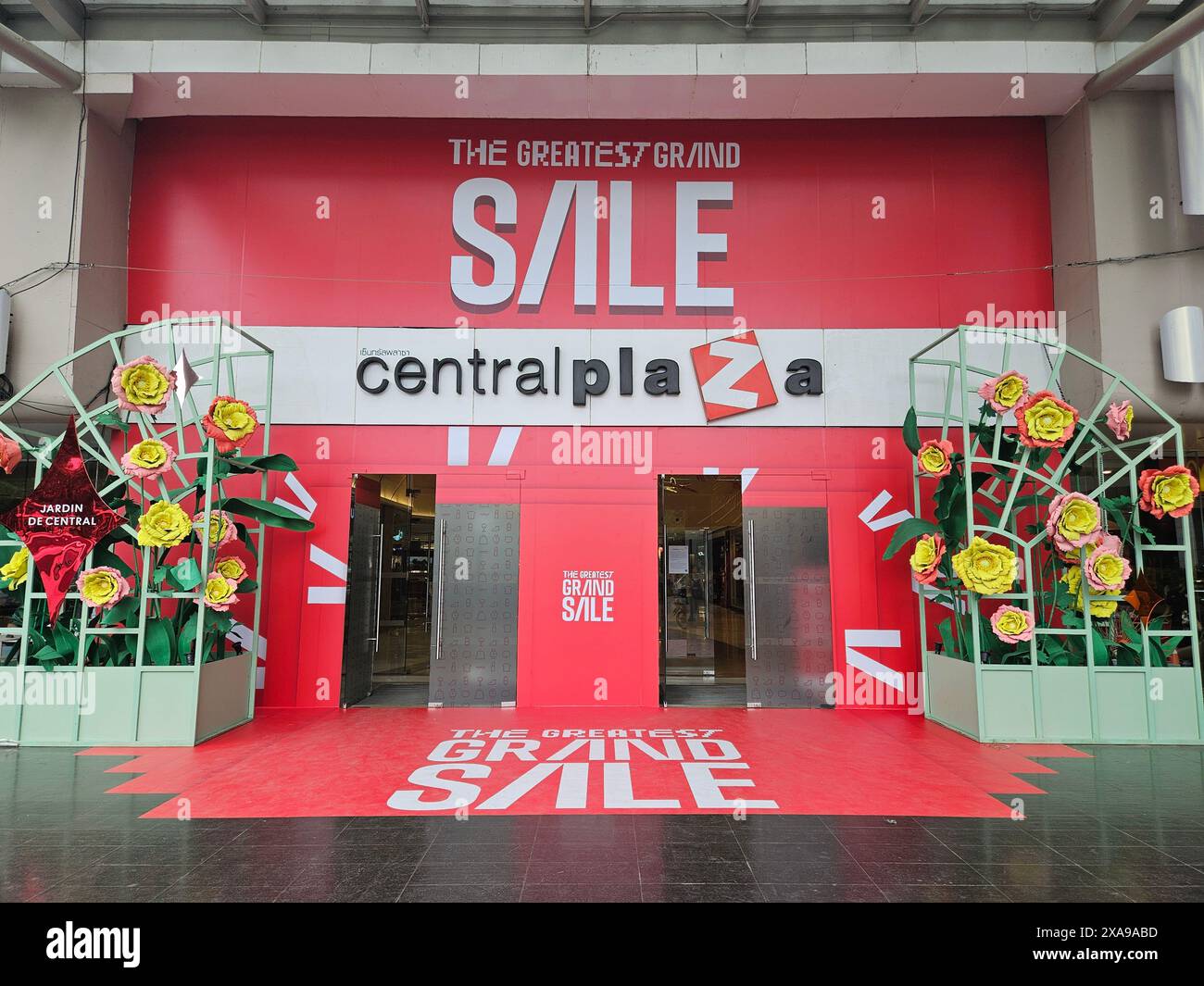 Udon Thani, Thaïlande - 05-06-2024 : place centrale à Udon Thani, célèbre grand magasin de Thaïlande pour le shopping avec publicité de vente Banque D'Images