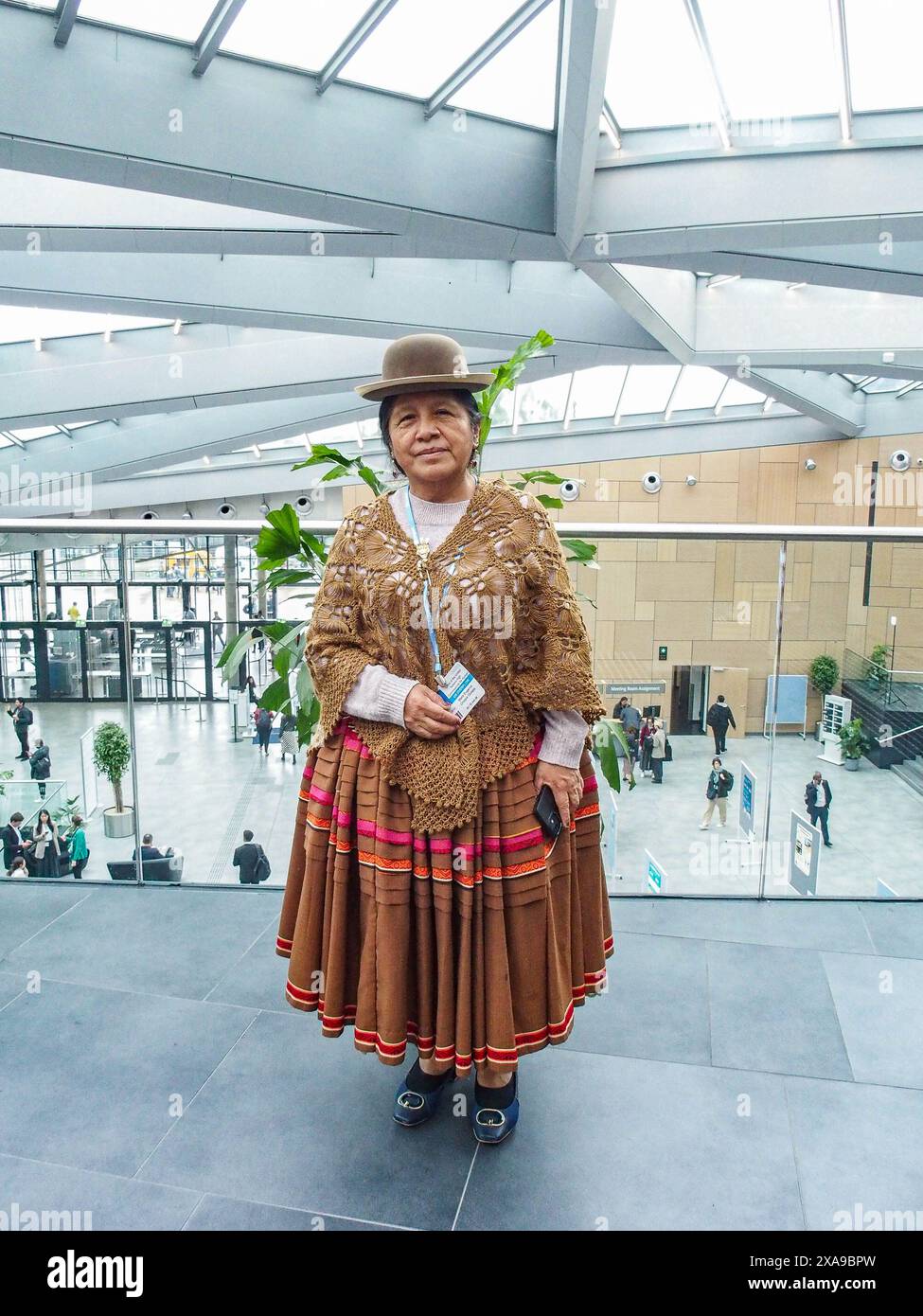 Bonn, Allemagne, Allemagne. 5 juin 2024. Une bolivienne Cholita au Centre de conférences mondiales de Bonn, lors de la Convention SB 60 sur les changements climatiques sur le campus de l'ONU à Bonn. Il s’agit de la réunion préparatoire avant la COP 29 à Bakou, Azerbaïdjan, qui aura lieu en novembre de cette année. Crédit : ZUMA Press, Inc/Alamy Live News Banque D'Images