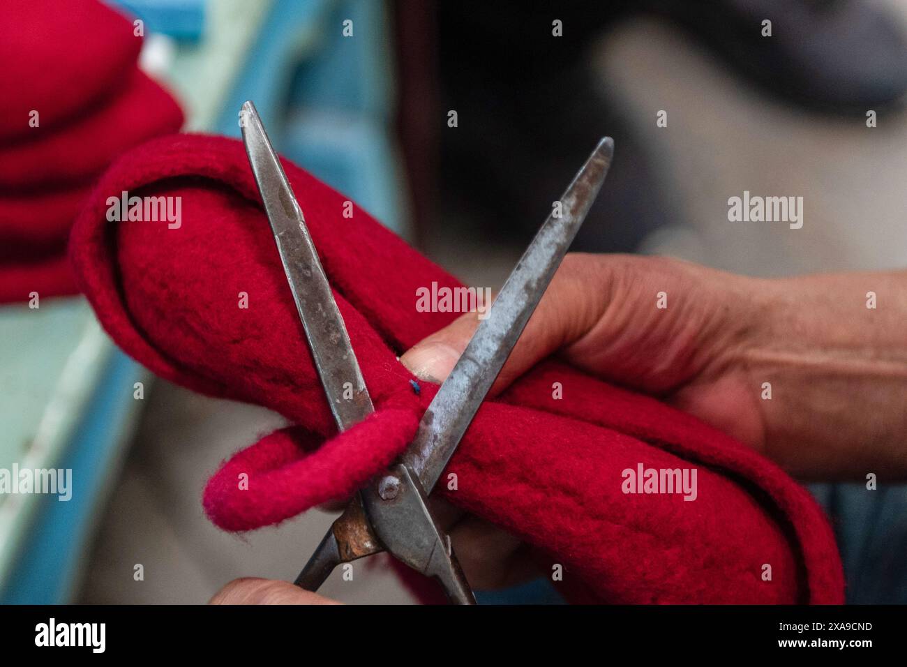 Tunis, Tunisie. 22 mai 2024. Un artisan tunisien apporte la touche finale à une Chéchie rouge dans le souk Ech-Chaouachine, qui fait partie de la médina historique de Tunis. Crédit : SOPA images Limited/Alamy Live News Banque D'Images