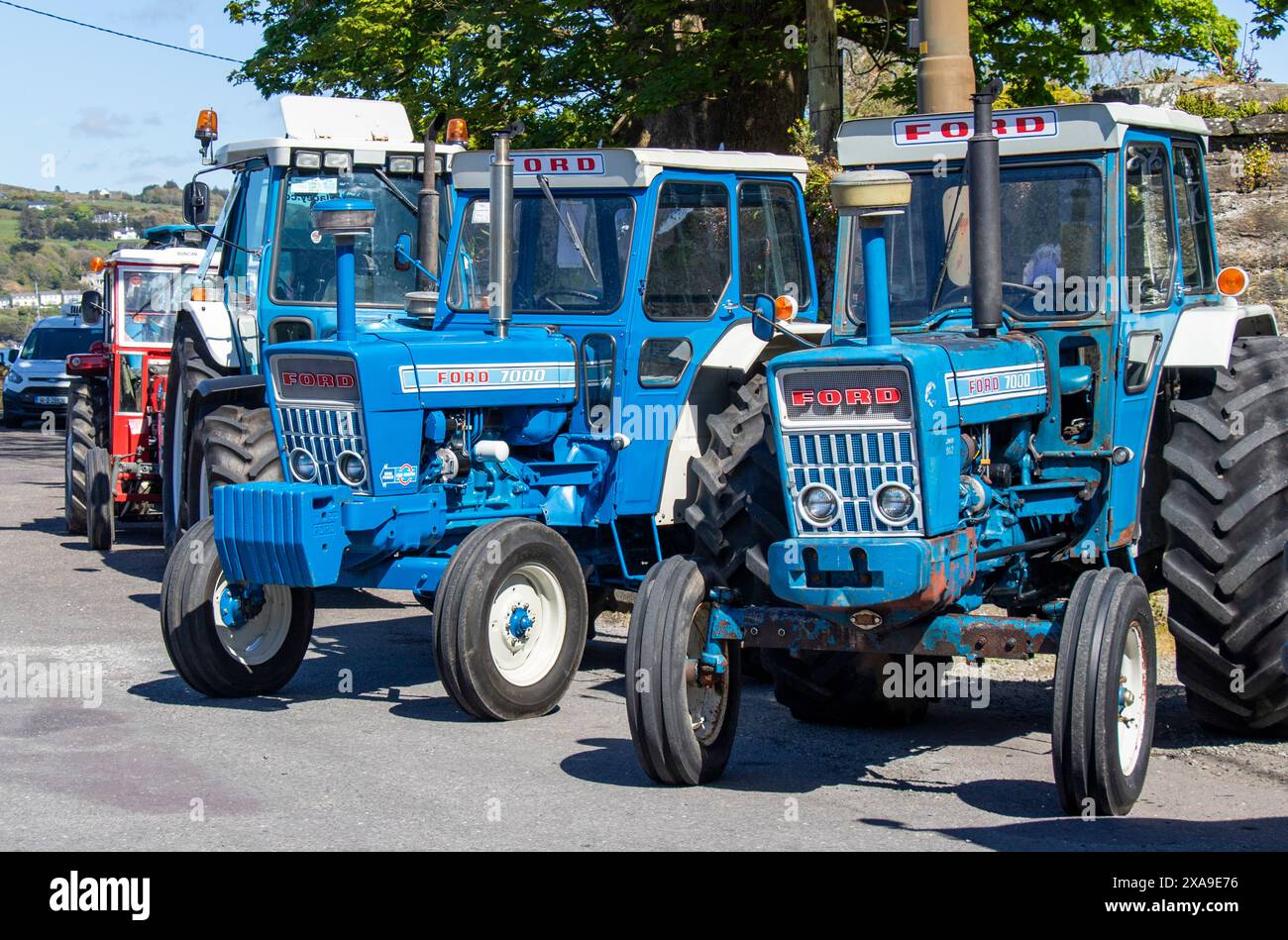 Tracteurs Ford 7000 stationnés côte à côte. Banque D'Images