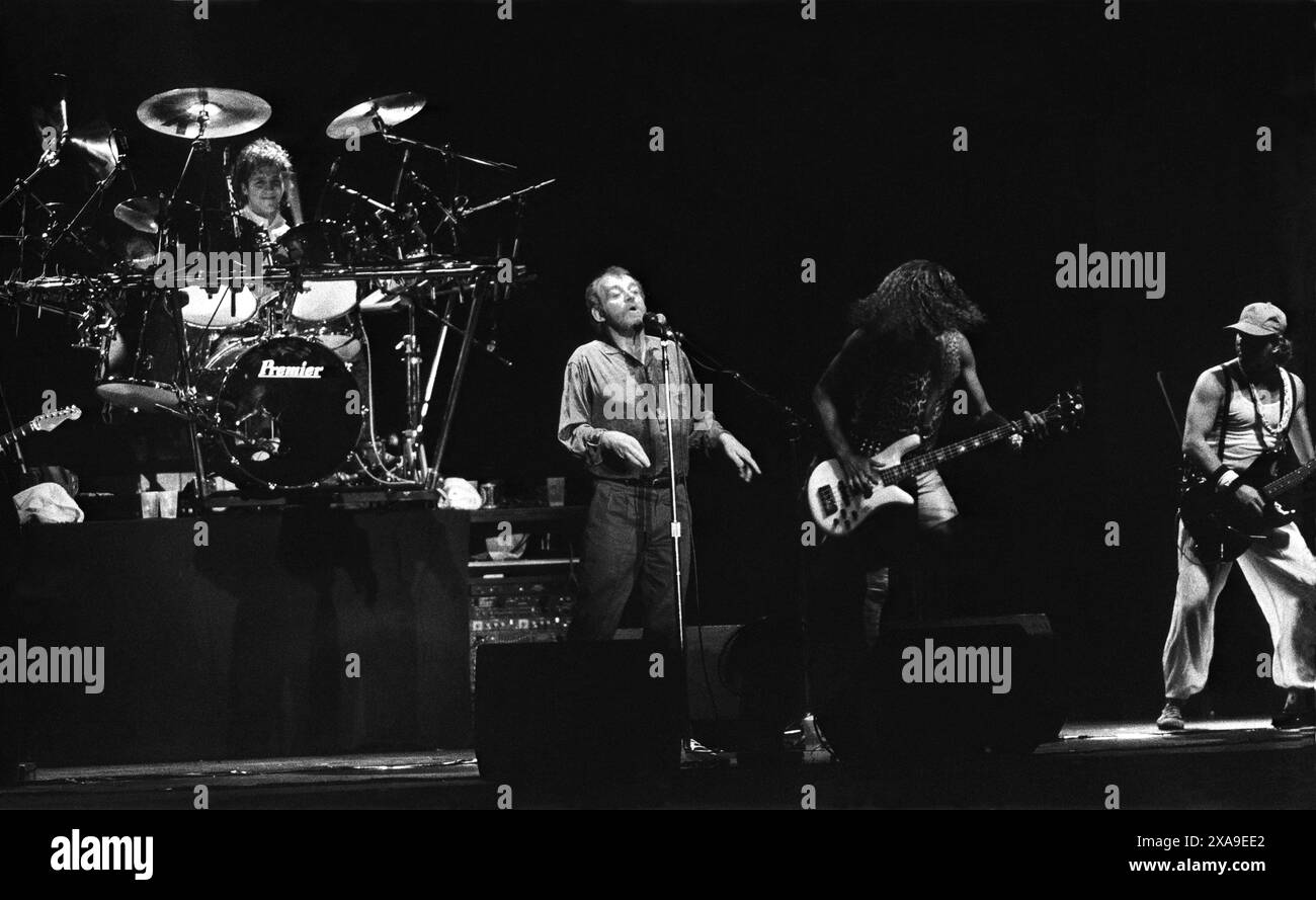 JOE COCKER chanteur anglais avec des performances dynamiques sur scène Banque D'Images JOE COCKER chanteur anglais avec des performances dynamiques sur scène Banque D'Images
