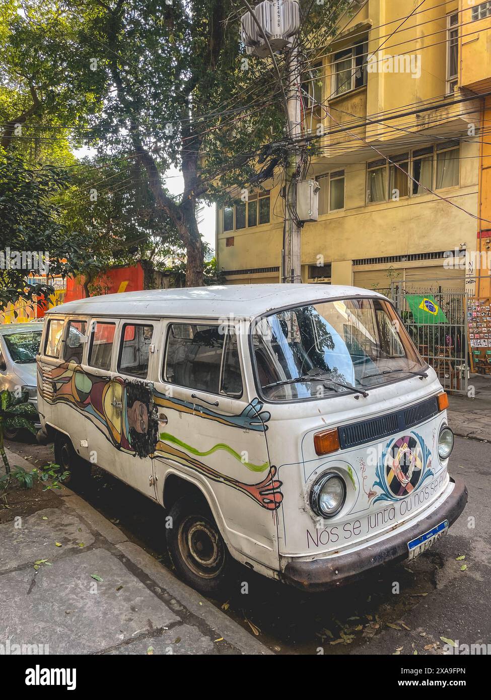 Old Volkswagen Van dans la rue à Lapa, Rio de Janeiro, Brésil. 28 mai 2024. Banque D'Images