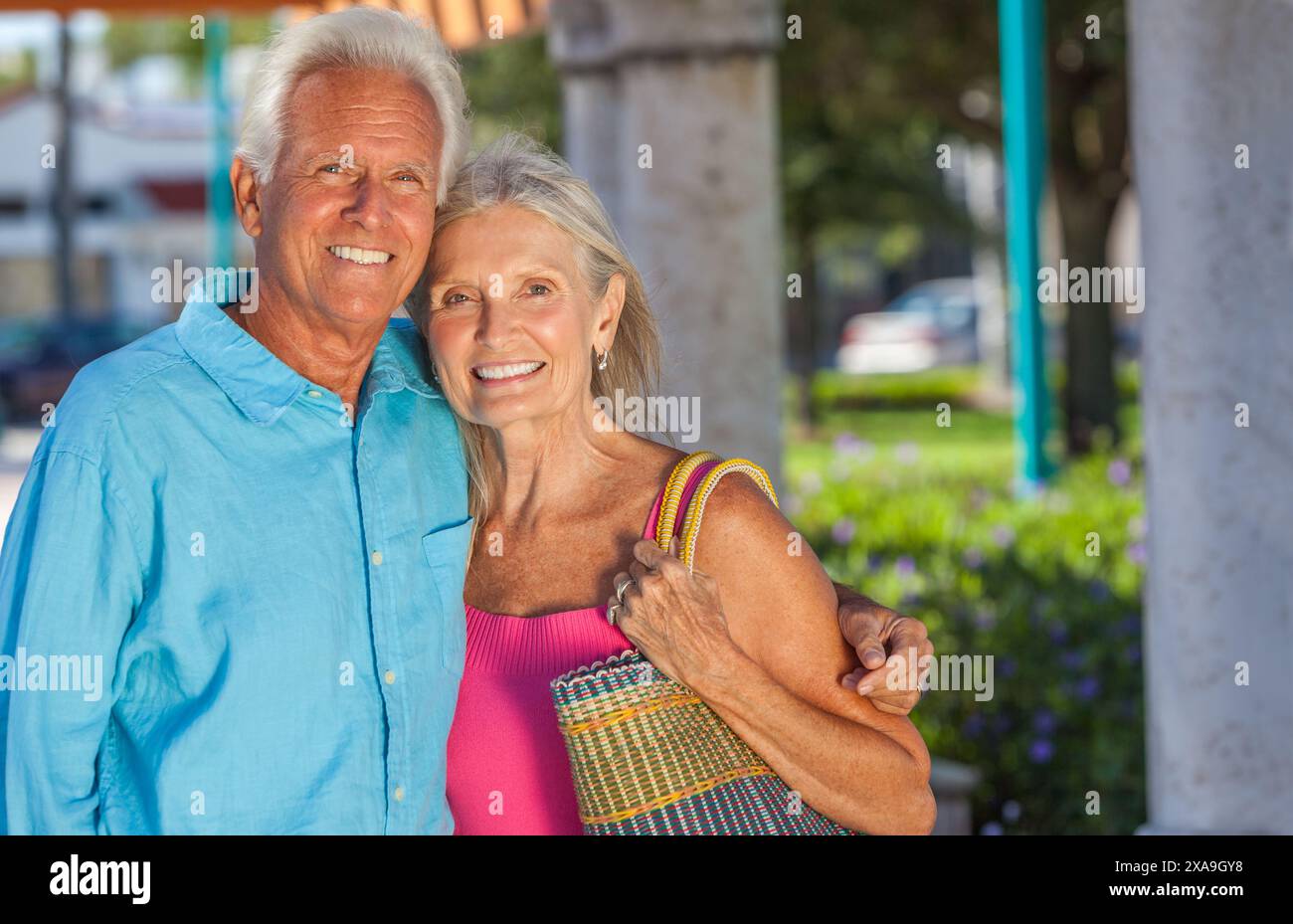 Heureux homme senior et femme vieux couple embrassant ensemble dehors au soleil Banque D'Images