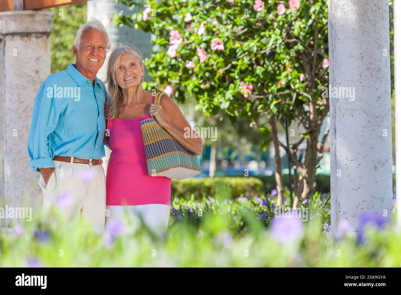 Heureux homme senior et femme vieux couple marchant ensemble dehors au soleil Banque D'Images