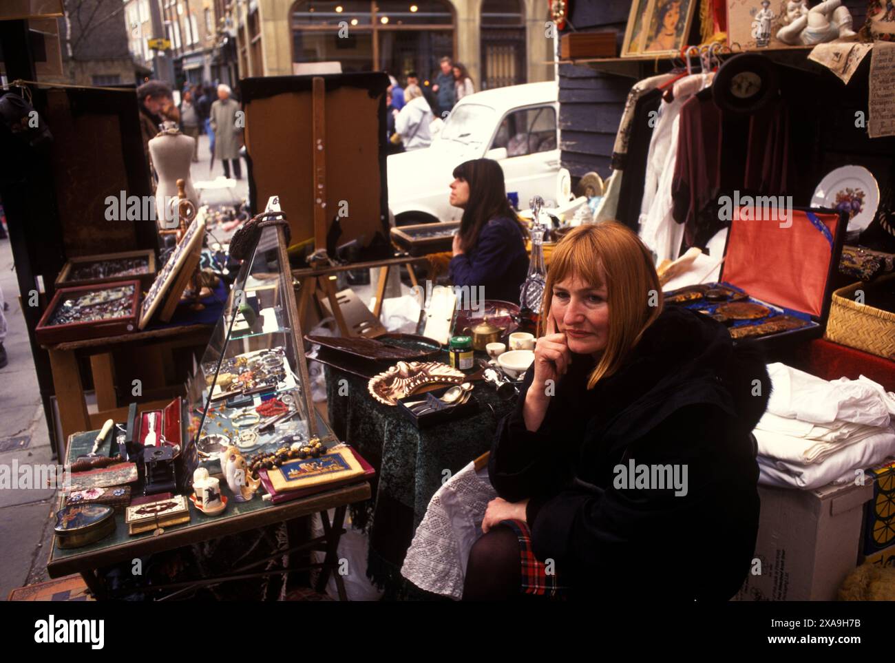 Marchés de rue Londres. Golborne Road extrémité nord de Portobello Road. Samedi marché traditionnel des antiquités et des briques à chauve-souris. Support de stalle de marché de femme. Années 1990 Royaume-Uni 1999. Golborne Road est l'endroit où une grande partie du film Notting Hill a été tourné sur place. Banque D'Images