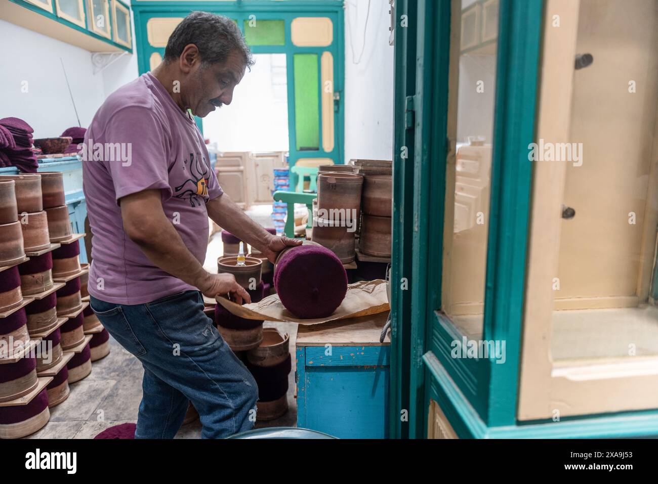 Un artisan tunisien utilise un fer à repasser dans la fabrication de la Chechia traditionnelle, un type de chapeau de laine populaire en Afrique du Nord, Chaouachis, ou Chechia Makers autrefois comptés dans les milliers mais maintenant seulement une poignée pratique l'artisanat. (Photo de John Wreford / SOPA images/SIPA USA) Banque D'Images