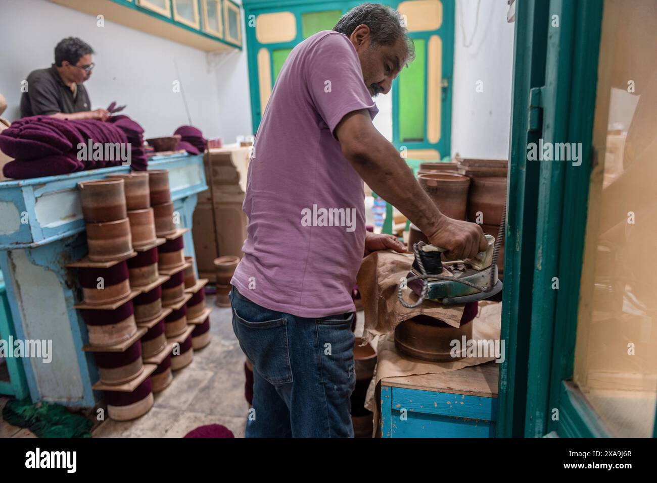 Tunis, Tunisie. 22 mai 2024. Un artisan tunisien utilise un fer à repasser dans la fabrication de la Chechia traditionnelle, un type de chapeau de laine populaire en Afrique du Nord, Chaouachis, ou Chechia Makers autrefois comptés dans les milliers, mais maintenant seulement une poignée pratique l'artisanat. (Photo de John Wreford/SOPA images/SIPA USA) crédit : SIPA USA/Alamy Live News Banque D'Images