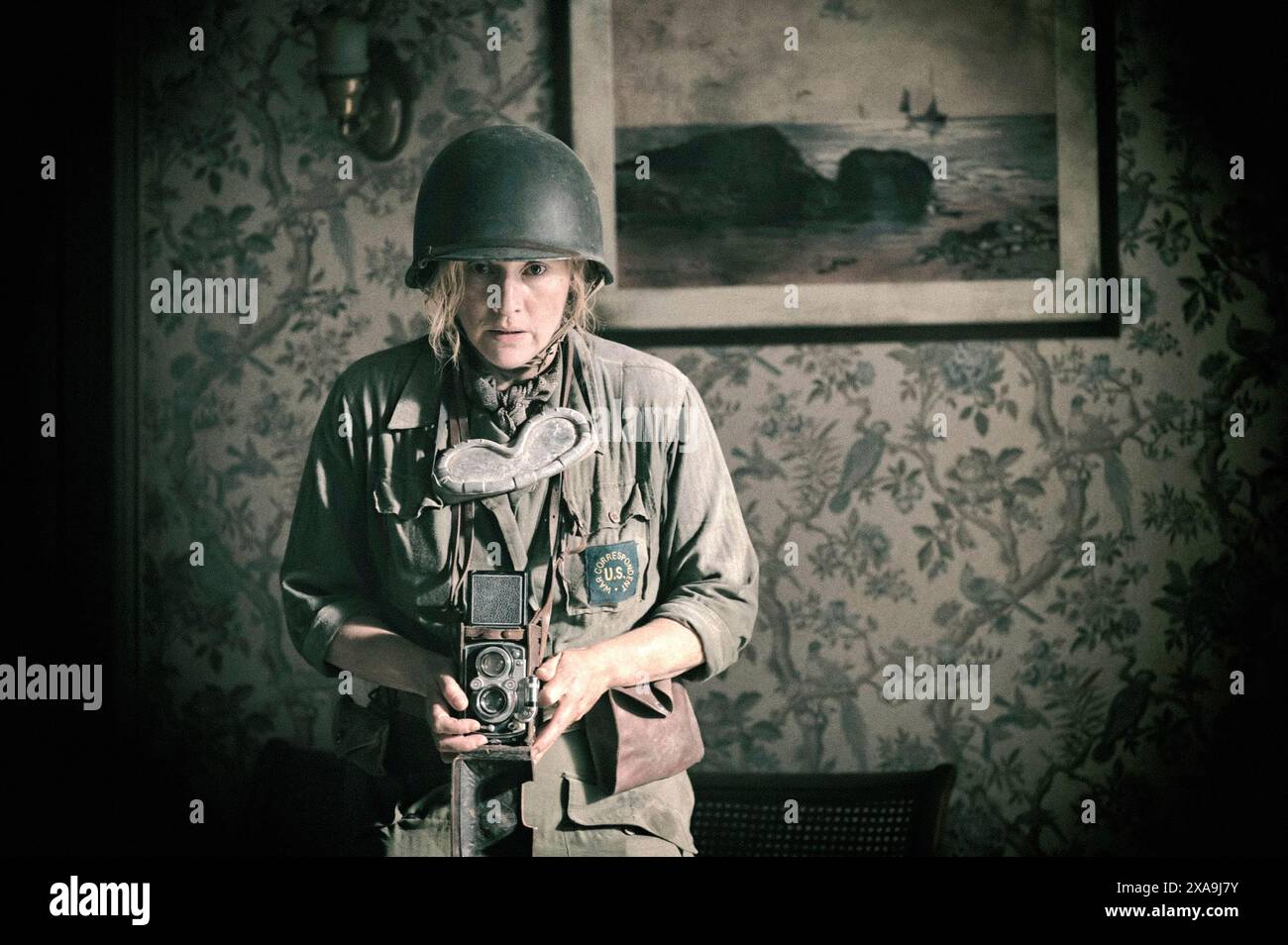 Lee (2023) réalisé par Ellen Kuras et mettant en vedette Kate Winslet dans le rôle de la photographe Elizabeth 'Lee' Miller dans ce biopic sur un mannequin de mode qui est devenu un correspondant de guerre acclamé pour le magazine Vogue pendant la guerre mondiale IIe Guerre mondiale publicité encore ***USAGE ÉDITORIAL SEULEMENT***. Crédit : BFA / attractions en bord de route Banque D'Images