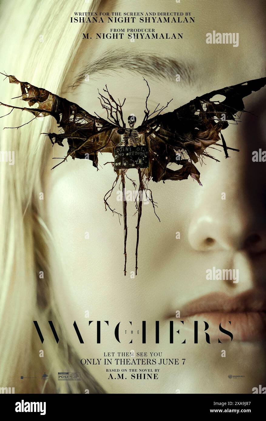 The Watched (2024) réalisé par Ishana Shyamalan avec Dakota Fanning, Georgina Campbell et Olwen Fouéré. Une jeune artiste se retrouve bloquée dans une vaste forêt immaculée de l'ouest de l'Irlande, où, après avoir trouvé refuge, elle se retrouve piégée aux côtés de trois étrangers, traquée par de mystérieuses créatures chaque nuit. Affiche US Advance.***USAGE ÉDITORIAL SEULEMENT*** crédit : BFA / Warner Bros Banque D'Images