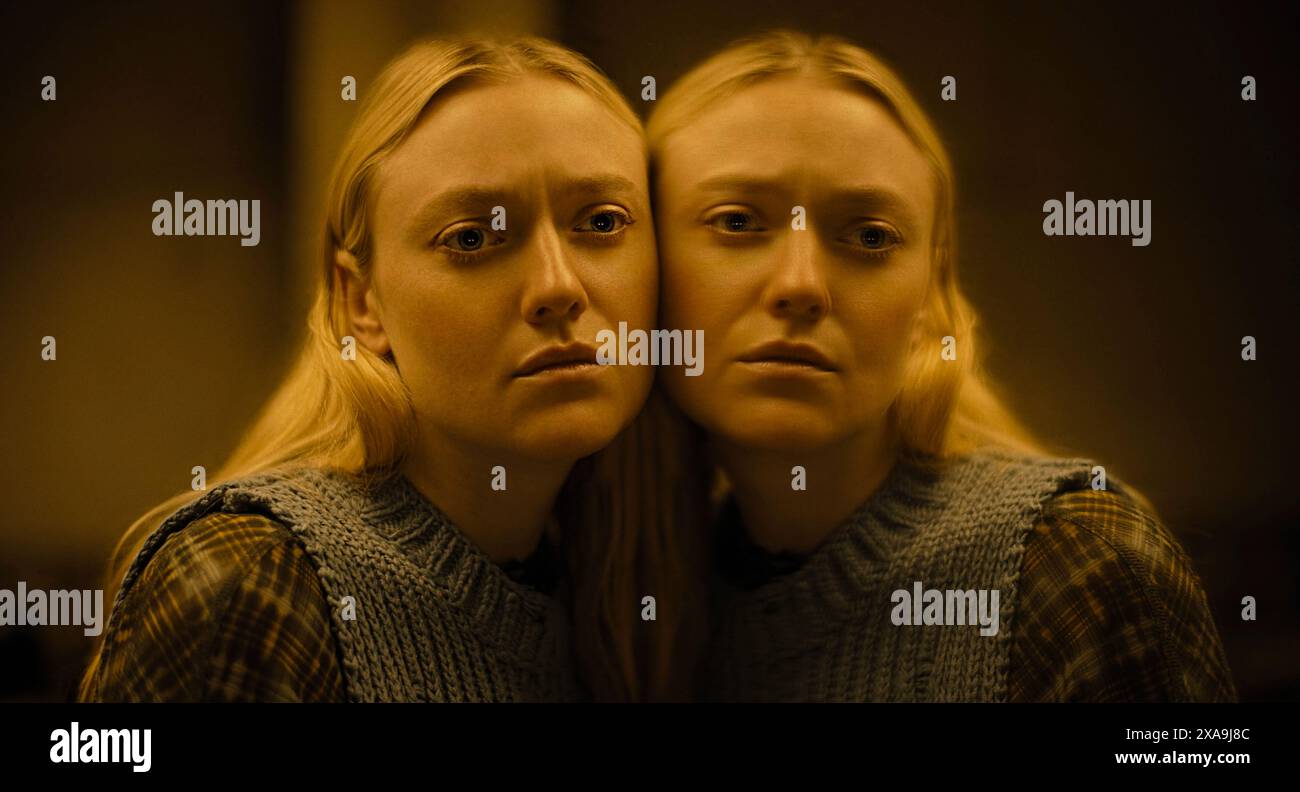 The Watched (2024) réalisé par Ishana Shyamalan et mettant en vedette Dakota Fanning dans le rôle de Mina, une jeune artiste qui se retrouve bloquée dans une vaste forêt immaculée de l'ouest de l'Irlande, où, après avoir trouvé refuge, elle est piégée aux côtés de trois étrangers, traquée par de mystérieuses créatures chaque nuit. Publicité encore ***USAGE ÉDITORIAL SEULEMENT***. Crédit : BFA / Warner Bros Banque D'Images