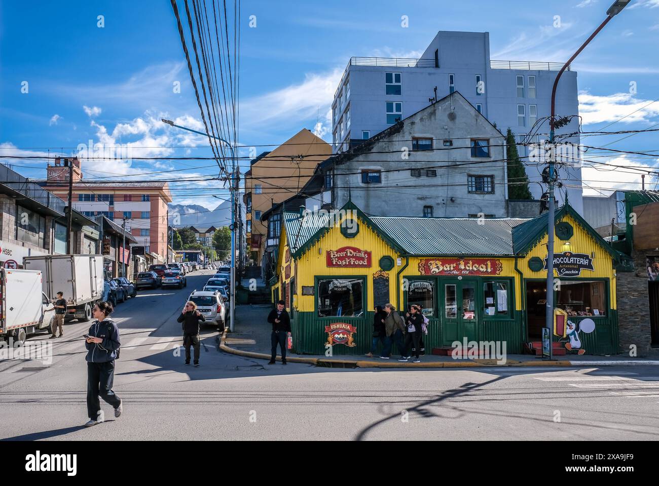 Ushuaia, Feuerland, Argentinien - Stadtansicht im Stadtzentrum vor Berglandschaft, der Cerro Martial ist der Hausberg von Ushuaia, Ushuaia liegt am Beagle-Kanal, der Beagle-Kanal ist eine natuerliche Wasserstrasse an der Suedspitze Suedamerikas, die den Atlantik mit dem Pazifik verbindet. Ushuaia ist die suedlichste Stadt der Welt, das Ende der Welt. Ushuaia Feuerland Argentinien *** Ushuaia, Terre de feu, Argentine vue sur la ville dans le centre-ville en face d'un paysage de montagne, le Cerro Martial est la montagne locale d'Ushuaia, Ushuaia est situé au canal Beagle, le canal Beagle Banque D'Images