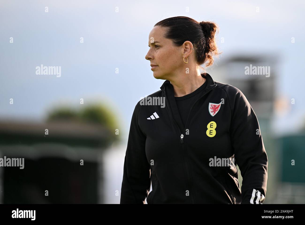 POZNAN, POLOGNE - 04 JUIN 2024 : le manager de l'équipe nationale féminine du pays de Galles, Rhian Wilkinson, lors du match de qualification de l'UEFA pour l'Euro 2025 féminin de la Ligue B entre les femmes ukrainiennes et les femmes du pays de Galles au Stadion Miejski W Grodzisku en Pologne le 4 juin 2024. (Photo par Ashley Crowden/FAW) Banque D'Images