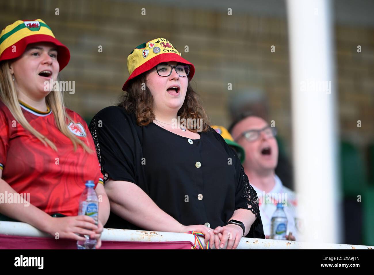 POZNAN, POLOGNE - 04 JUIN 2024 : les fans du pays de Galles lors du match de qualification de la Ligue B de l'UEFA Women's Euro 2025 entre les femmes ukrainiennes et les femmes du pays de Galles au Stadion Miejski W Grodzisku en Pologne le 4 juin 2024. (Photo par Ashley Crowden/FAW) Banque D'Images