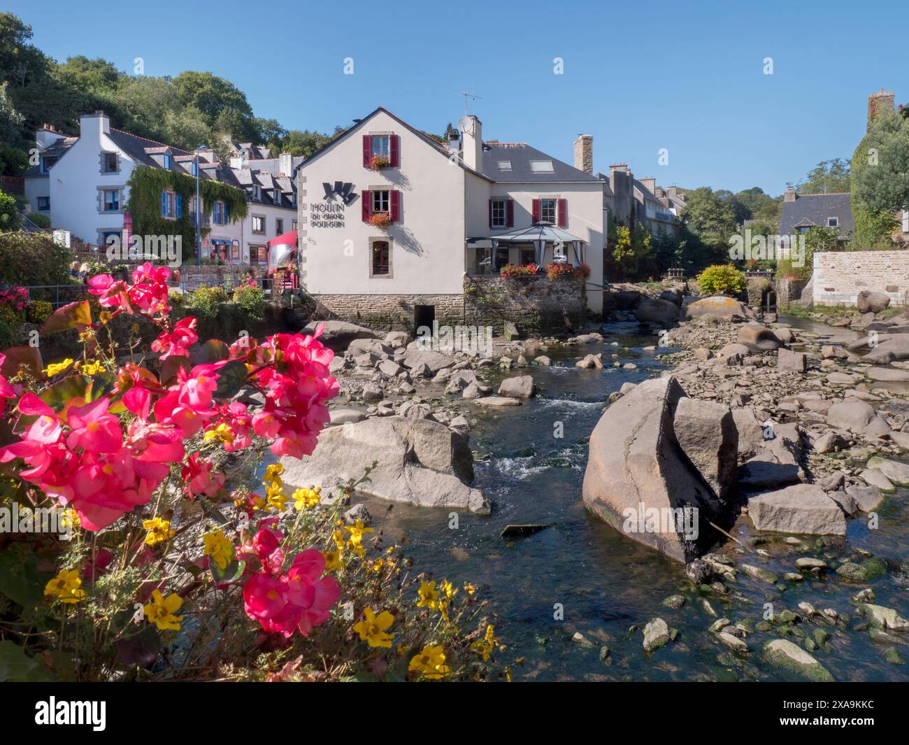 PONT AVEN Moulin du Grand Poulguin et fleurs,monument café restaurant à Pont-Aven avec tidal rocky Rapids sur la rivière Aven, Bretagne, Bretagne, France Banque D'Images PONT AVEN Moulin du Grand Poulguin et fleurs,monument café restaurant à Pont-Aven avec tidal rocky Rapids sur la rivière Aven, Bretagne, Bretagne, France Banque D'Images