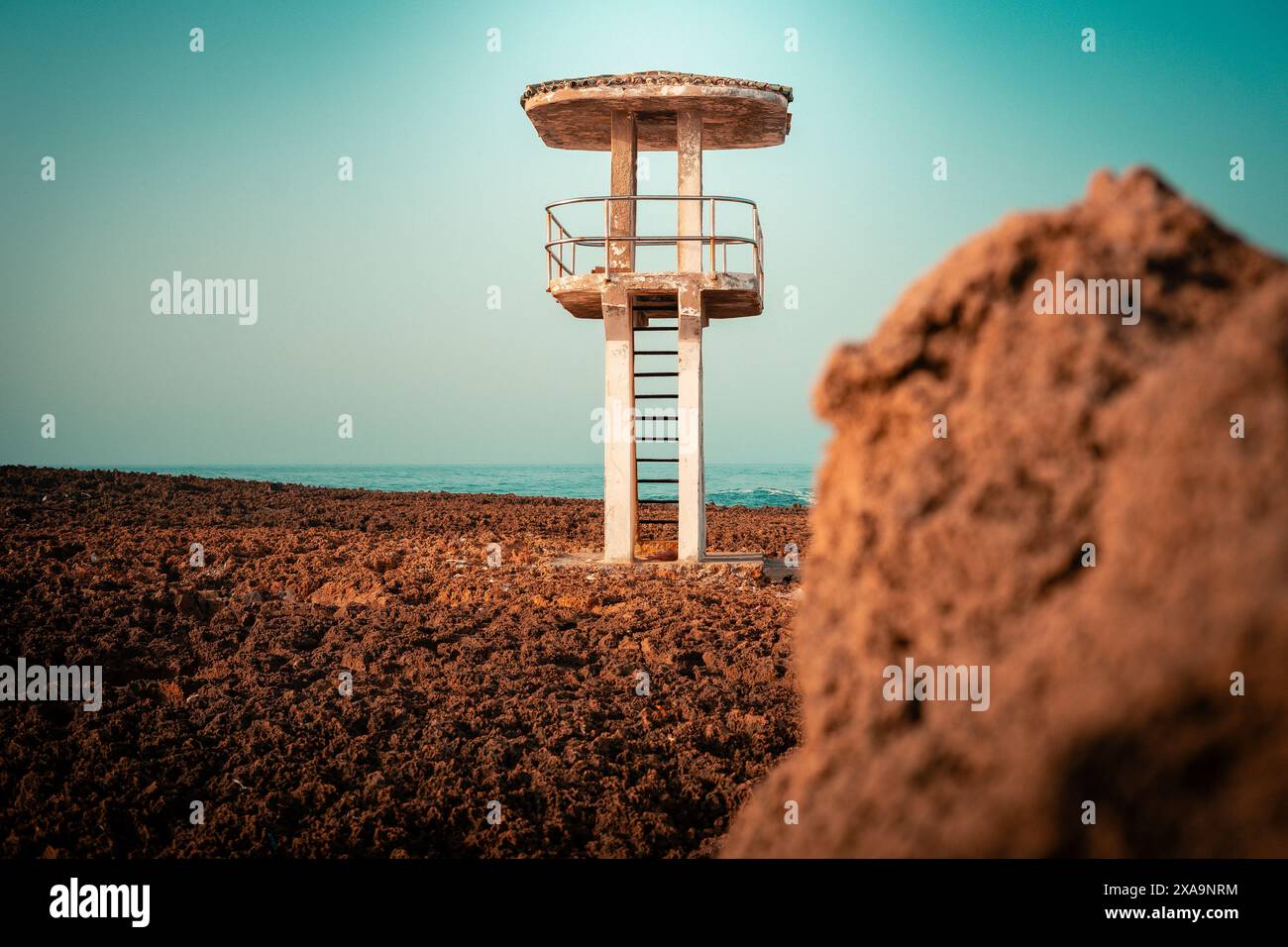 Une tour de sauveteur se dresse sur la plage de sable Banque D'Images