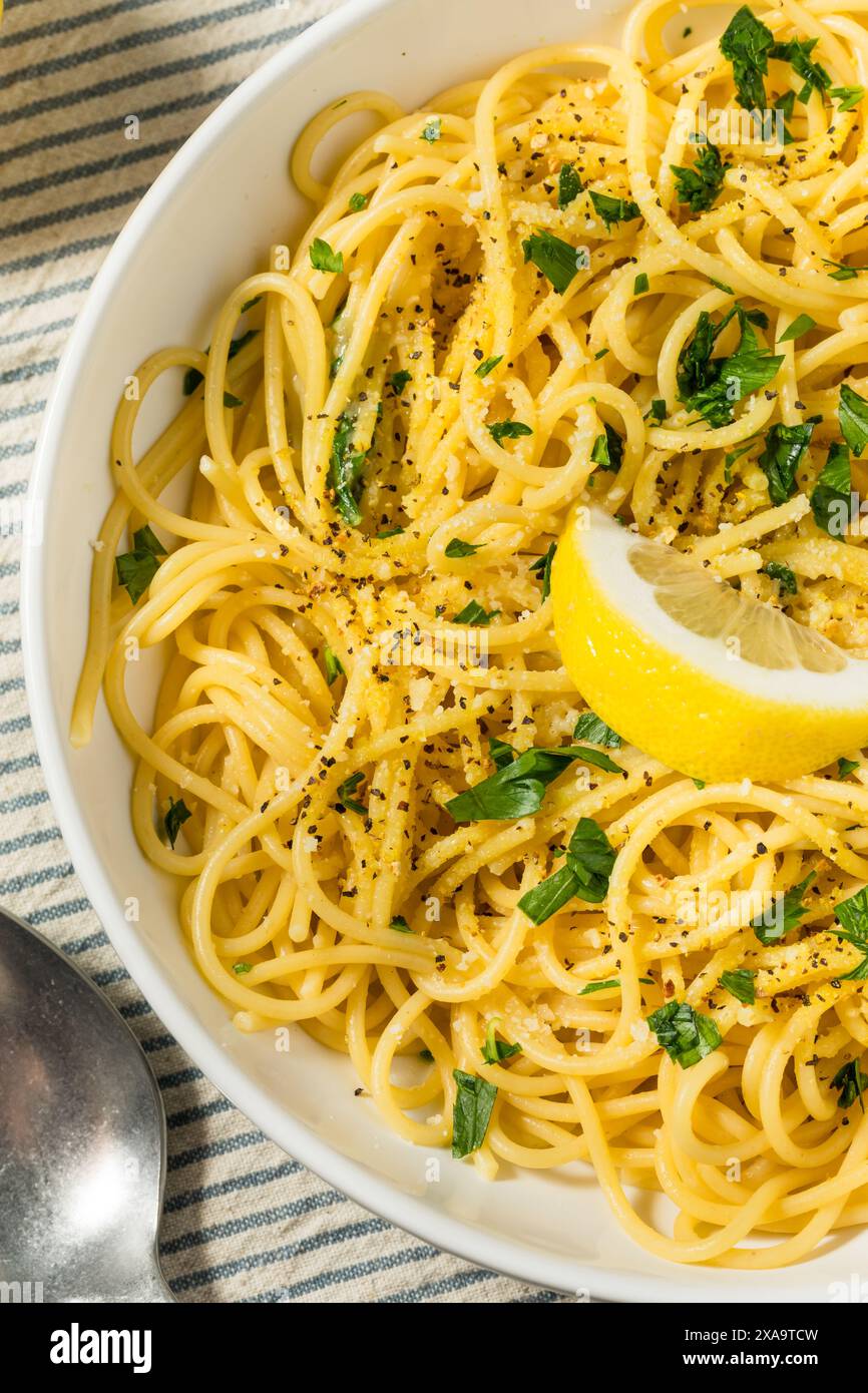 Pâtes italiennes au citron et au poivre maison avec persil Banque D'Images