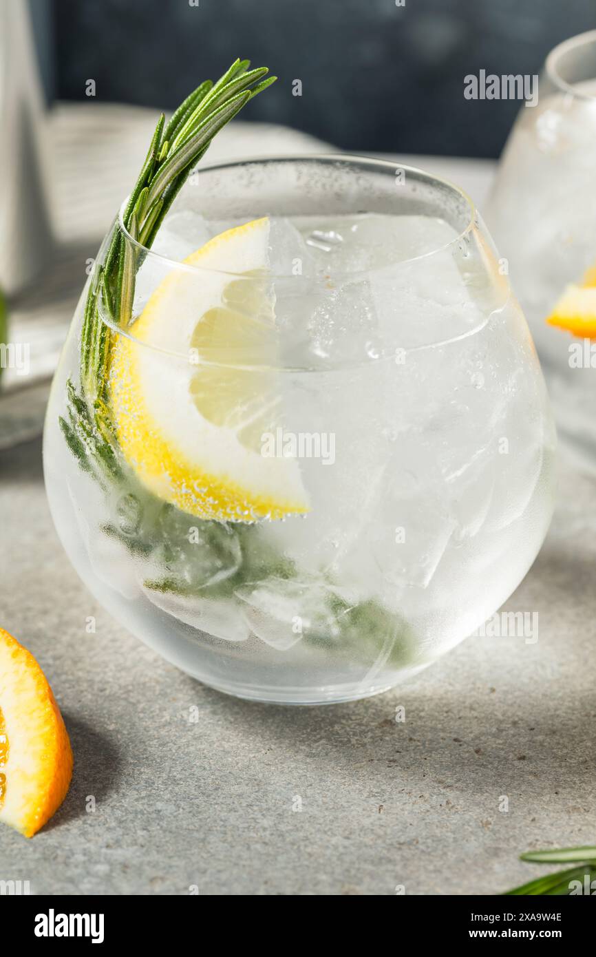 Cocktail de Seltzer dur rafraîchissant au citron et au romarin Banque D'Images