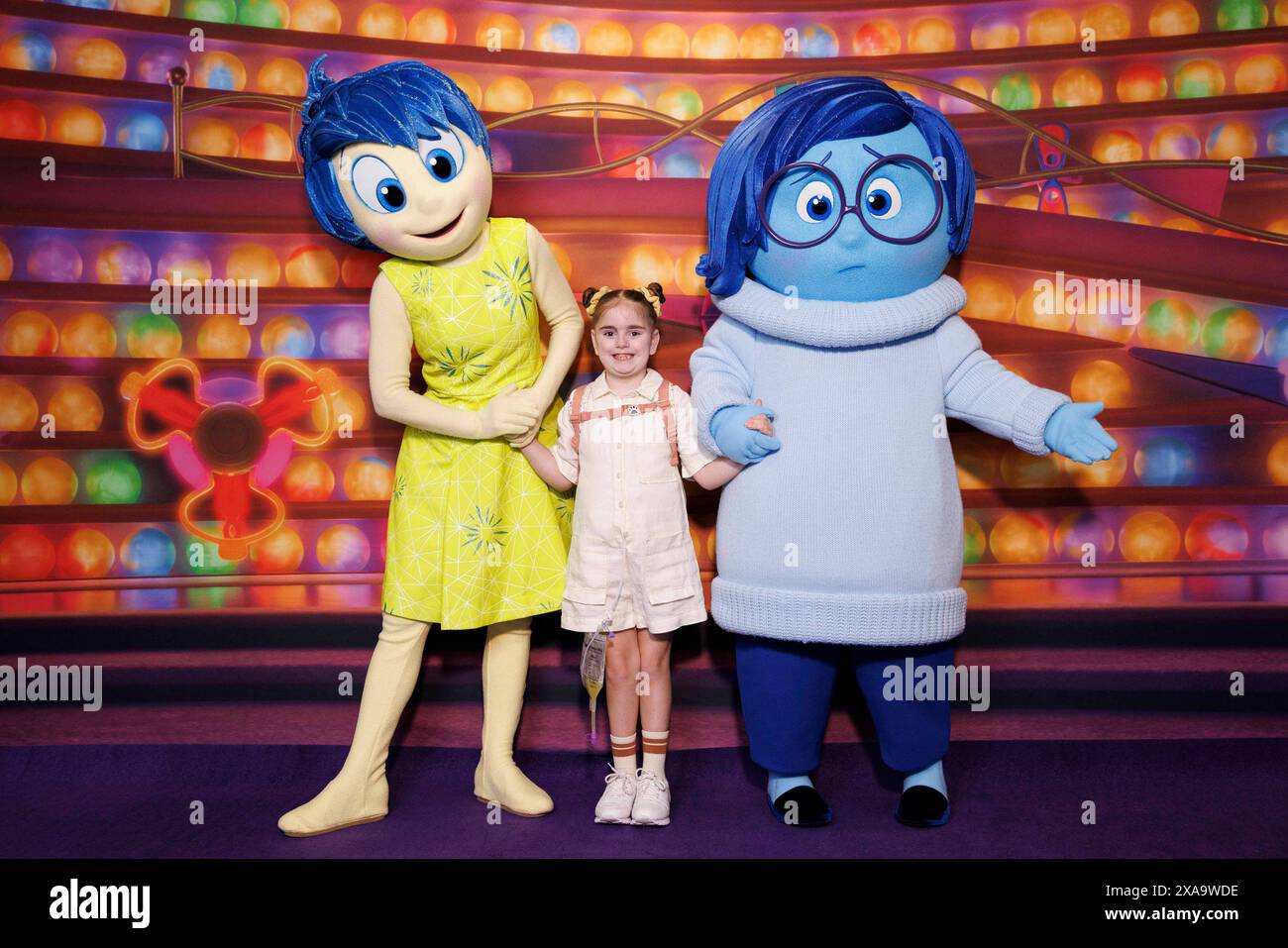 USAGE ÉDITORIAL UNIQUEMENT (de gauche à droite) joie, Bella-Rose (6 ans) et tristesse lors d'une visite du PDG de The Walt Disney Company, Bob Iger (non représenté) au Great Ormond Street Hospital for Children pour annoncer le financement d'un nouveau MediCinema ultramoderne sur place. Date d'émission : mercredi 5 juin 2024. Banque D'Images