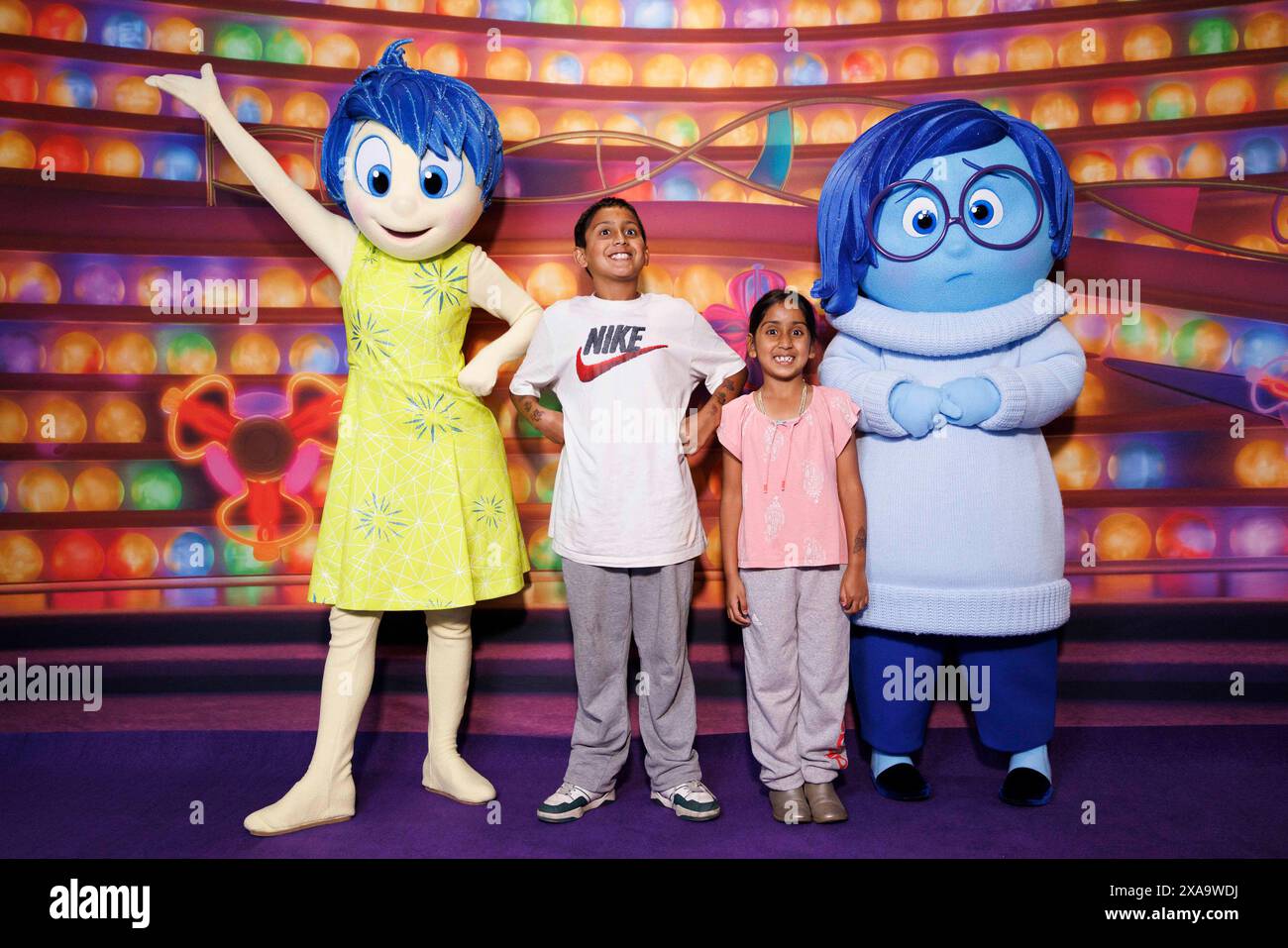 USAGE ÉDITORIAL UNIQUEMENT (de gauche à droite) Joy, Paarth, (9 ans), Tulsi (6 ans), et la tristesse lors d'une visite du PDG de The Walt Disney Company, Bob Iger (non représenté) et des personnages de Inside Out 2 au Great Ormond Street Hospital for Children pour annoncer le financement d'un nouveau MediCinema ultramoderne sur place. Date d'émission : mercredi 5 juin 2024. Banque D'Images