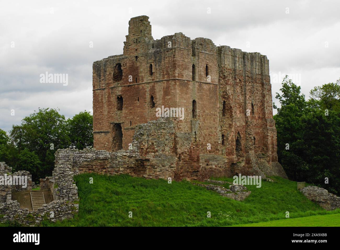 Ruines du château de Norham surplombant la rivière Tweed, Northumberland, Angleterre, Royaume-Uni Banque D'Images