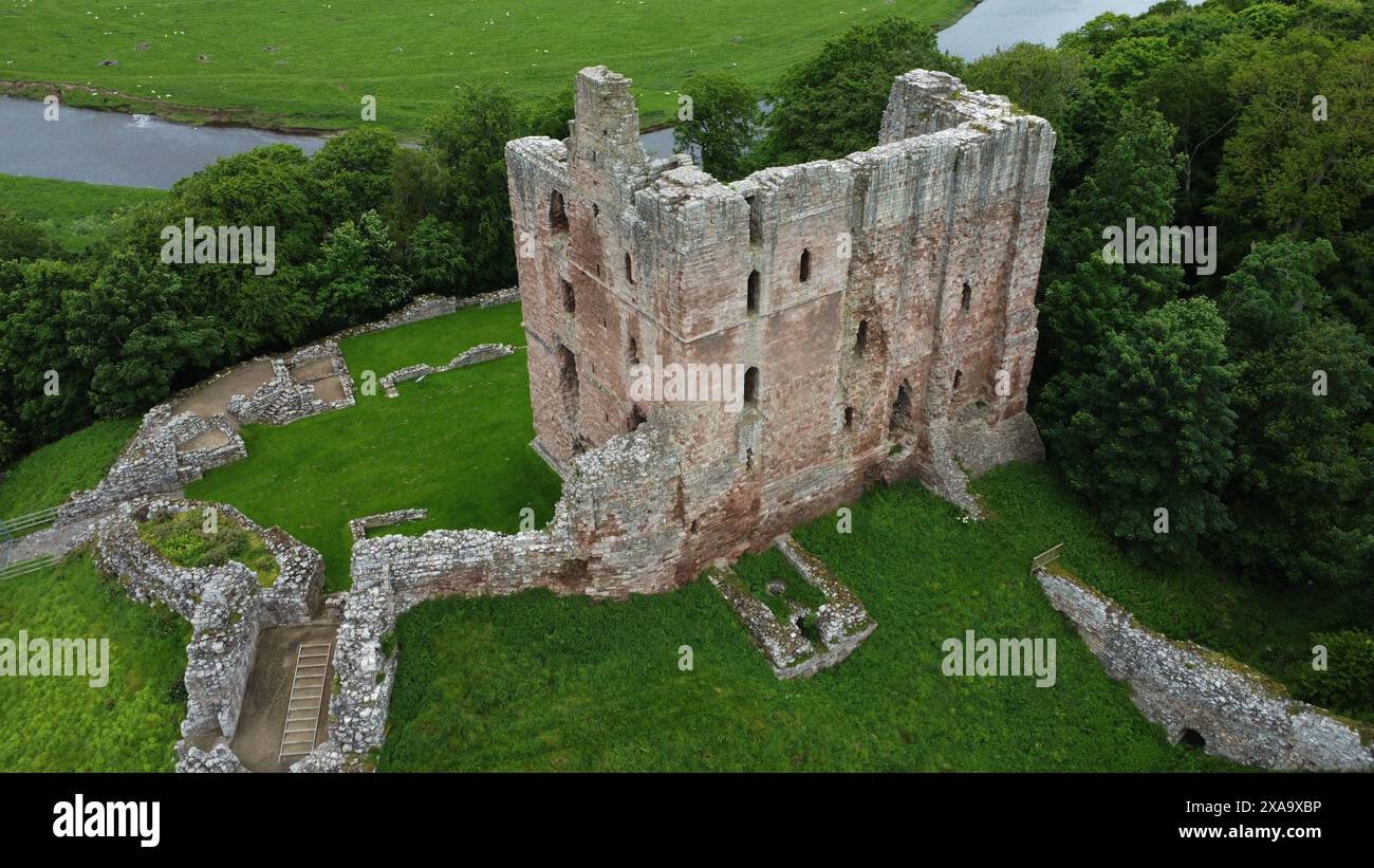 Ruines du château de Norham surplombant la rivière Tweed, Northumberland, Angleterre, Royaume-Uni Banque D'Images