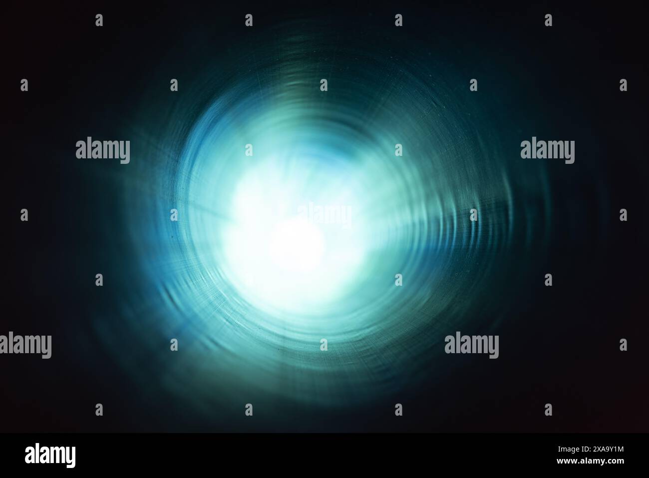 Perspective tunnel sombre avec extrémité lumineuse. Photo industrielle prise à l'intérieur d'un tube en plastique d'un système d'égouts souterrain Banque D'Images