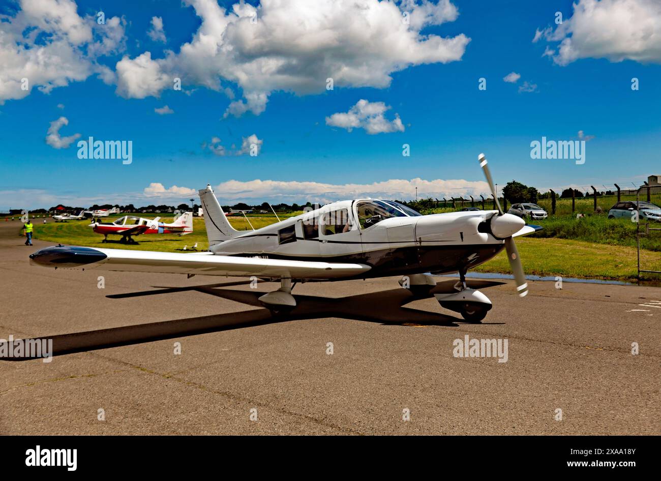 Un Piper PA-32-300 Cherokee six, en roulage, avant de décoller pendant le Kent Strut, vol de charité à Manston, Kent Banque D'Images