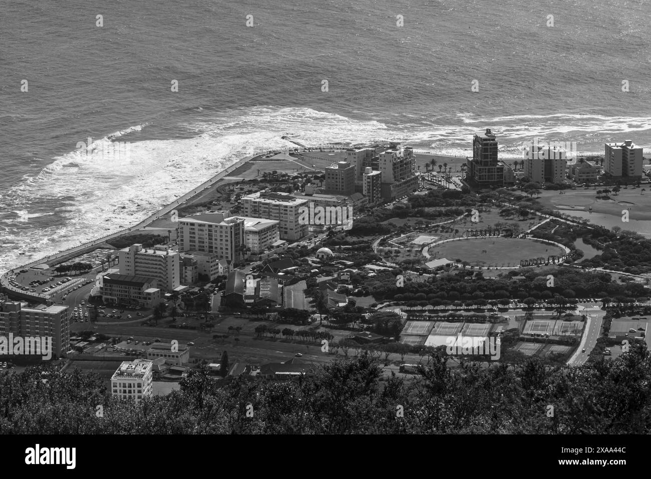 Un paysage urbain noir et blanc à côté de l'océan. Banque D'Images