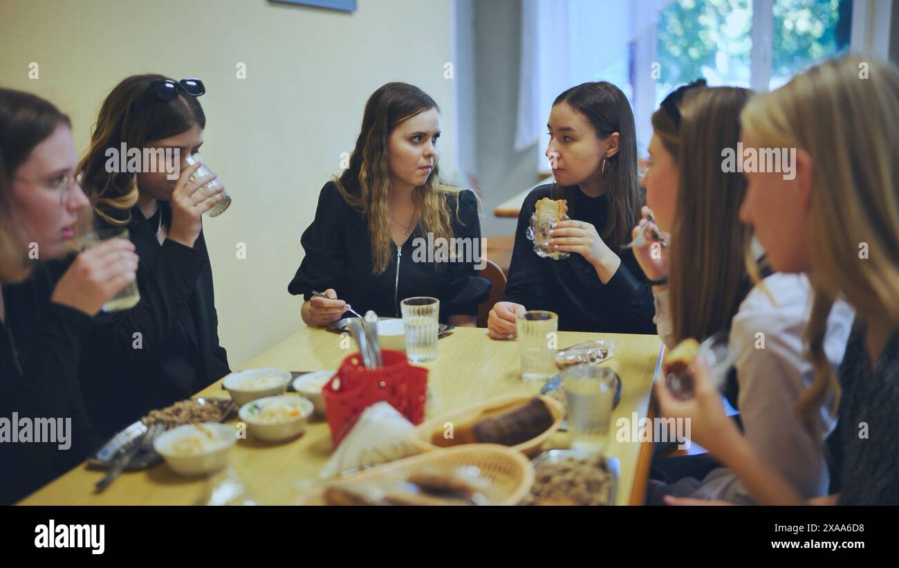 Les lycéens mangent à la cafétéria. Banque D'Images