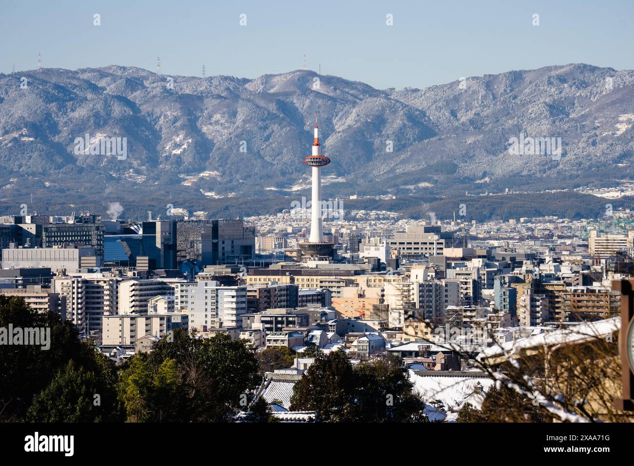 La vue sur la tour Nidec Kyoto avec l'horizon de la ville et les montagnes en arrière-plan. Kyoto, Japon Banque D'Images