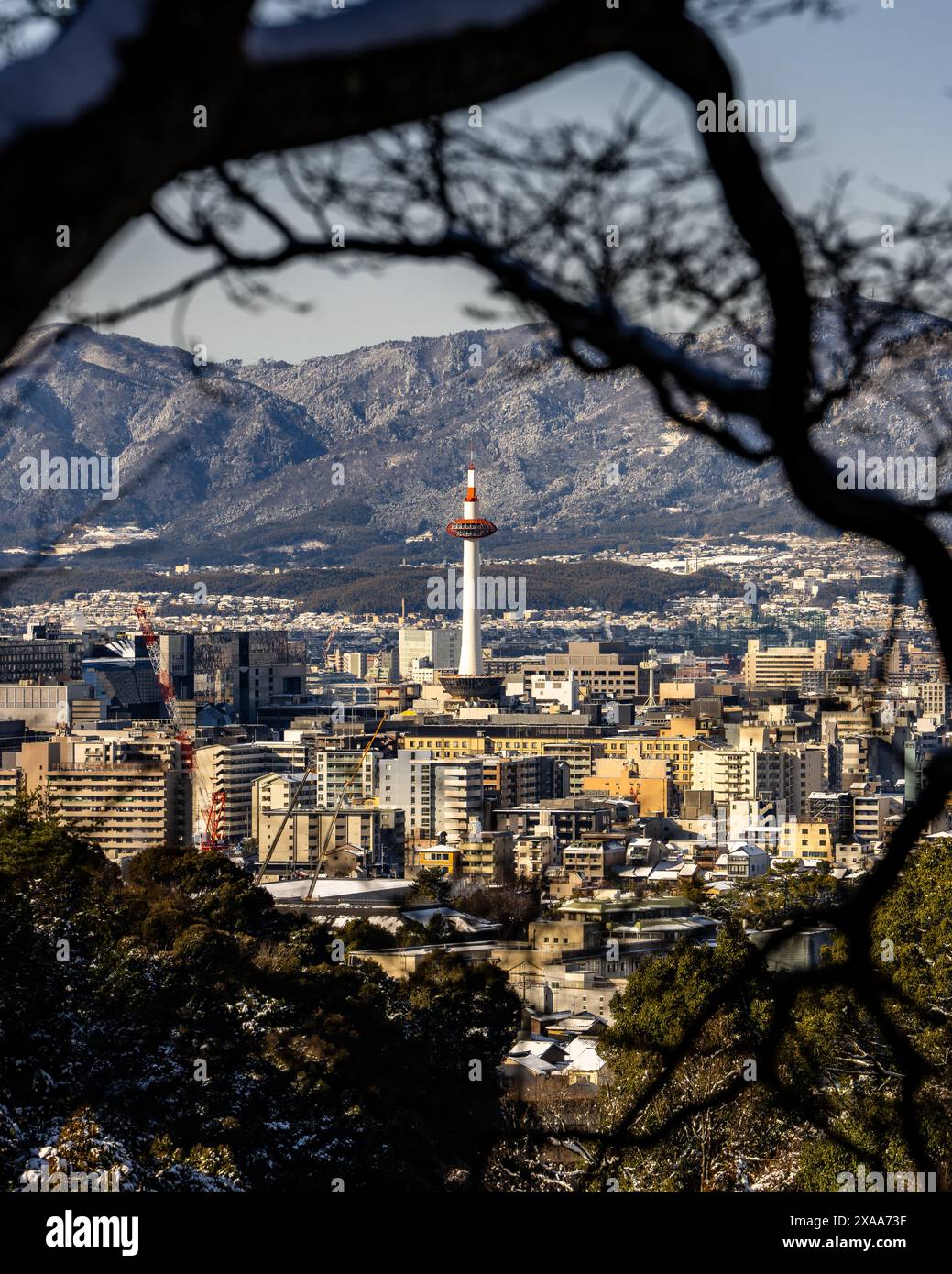 La vue sur la tour Nidec Kyoto avec l'horizon de la ville et les montagnes en arrière-plan. Kyoto, Japon Banque D'Images