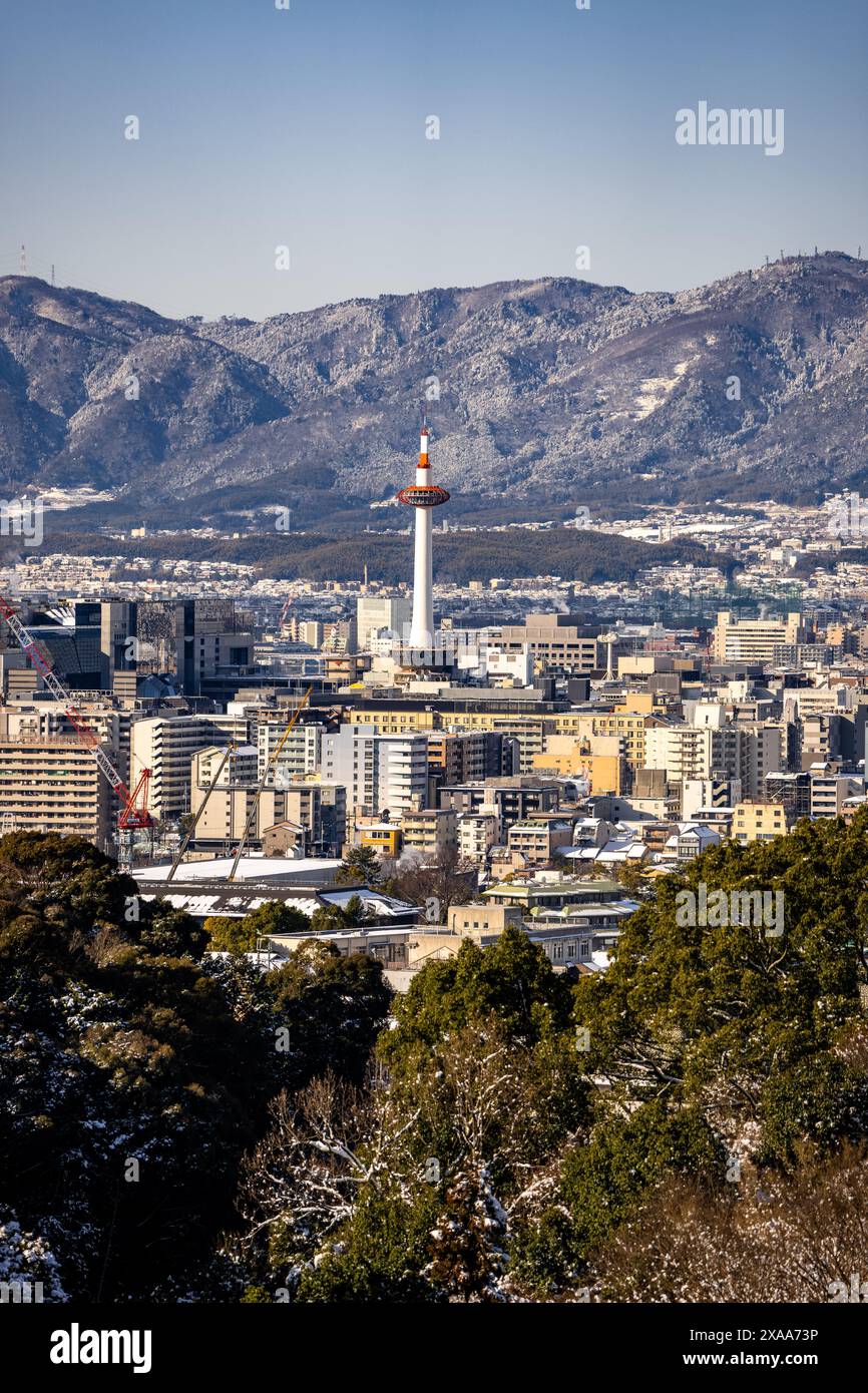 La vue sur la tour Nidec Kyoto avec l'horizon de la ville et les montagnes en arrière-plan. Kyoto, Japon Banque D'Images