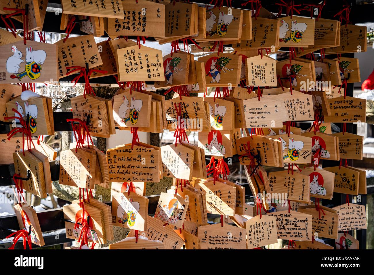 Les EMA sont de petites plaques en bois aux motifs colorés sur lesquelles les Japonais écrivent leurs souhaits et les accrochent dans les temples et les sanctuaires Banque D'Images