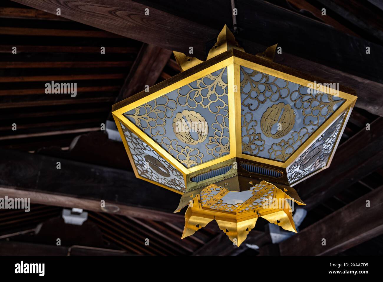 Une belle lanterne traditionnelle ornée dans l'ancien complexe sacré du temple bouddhiste Kiyomizudera à Kyoto, au Japon Banque D'Images