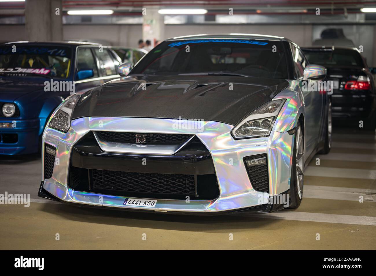 Vue avant d'une impressionnante voiture de sport japonaise, la légendaire Nissan GT-R R35 en blanc perle changeant avec capot noir Banque D'Images