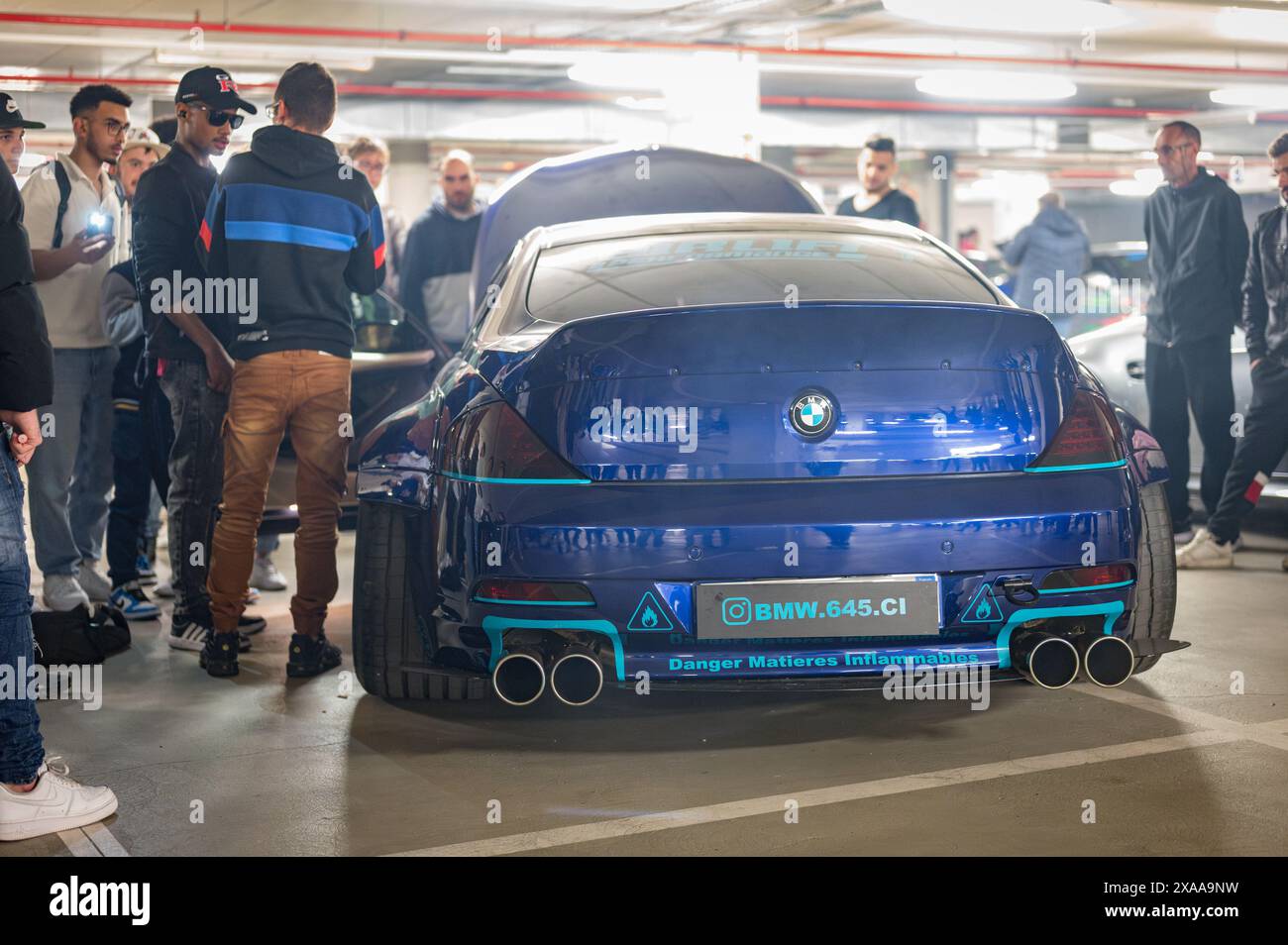 Vue arrière de la voiture de sport allemande, il s'agit d'une BMW série 6 bleue 645ci, elle dispose d'un grand moteur atmosphérique et de deux doubles sorties d'échappement Banque D'Images