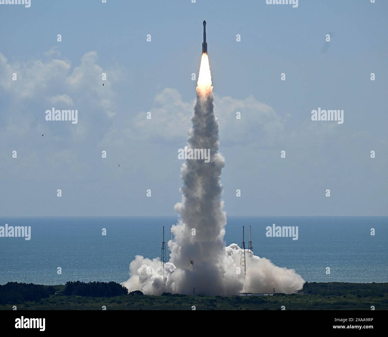 Une fusée ULA Atlas V lance le vaisseau spatial Boeing Starliner lors de son premier vol avec équipage depuis le complexe 41 à la Station spatiale de Cape Canaveral le mercredi 5 juin 2024. Starliner pilote les astronautes de la NASA Butch Wilmore et Suni Williams, pour une mission de dix jours à destination de la Station spatiale internationale. Photo de Joe Marino/UPI crédit : UPI/Alamy Live News Banque D'Images