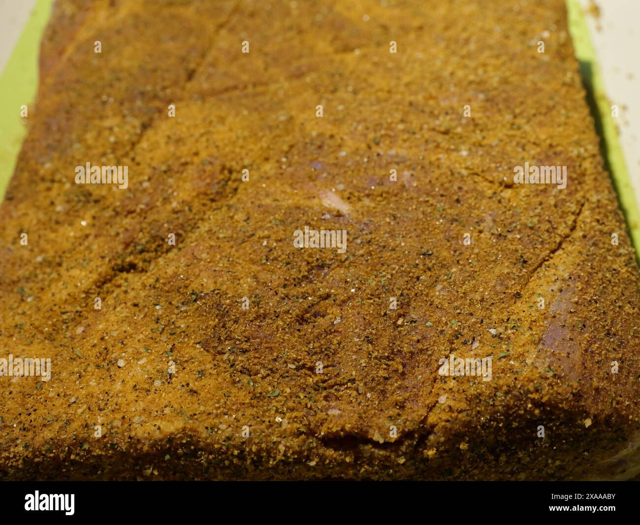 Gros plan d'un chuck de bœuf assaisonné et préparé pour fumer Banque D'Images