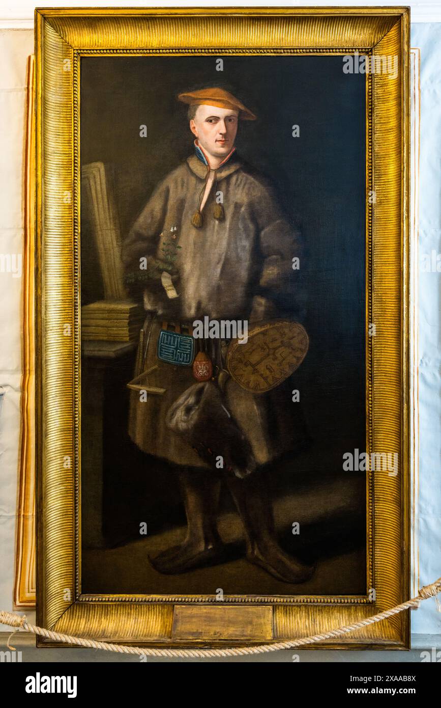 Portrait du jeune Carl Linné en tant qu'étudiant. Dans sa main droite, il tient une cloche de mousse, la plante nommée plus tard d'après lui, Linnaeus bolearis. Skolgatan, Uppsala, Suède Banque D'Images