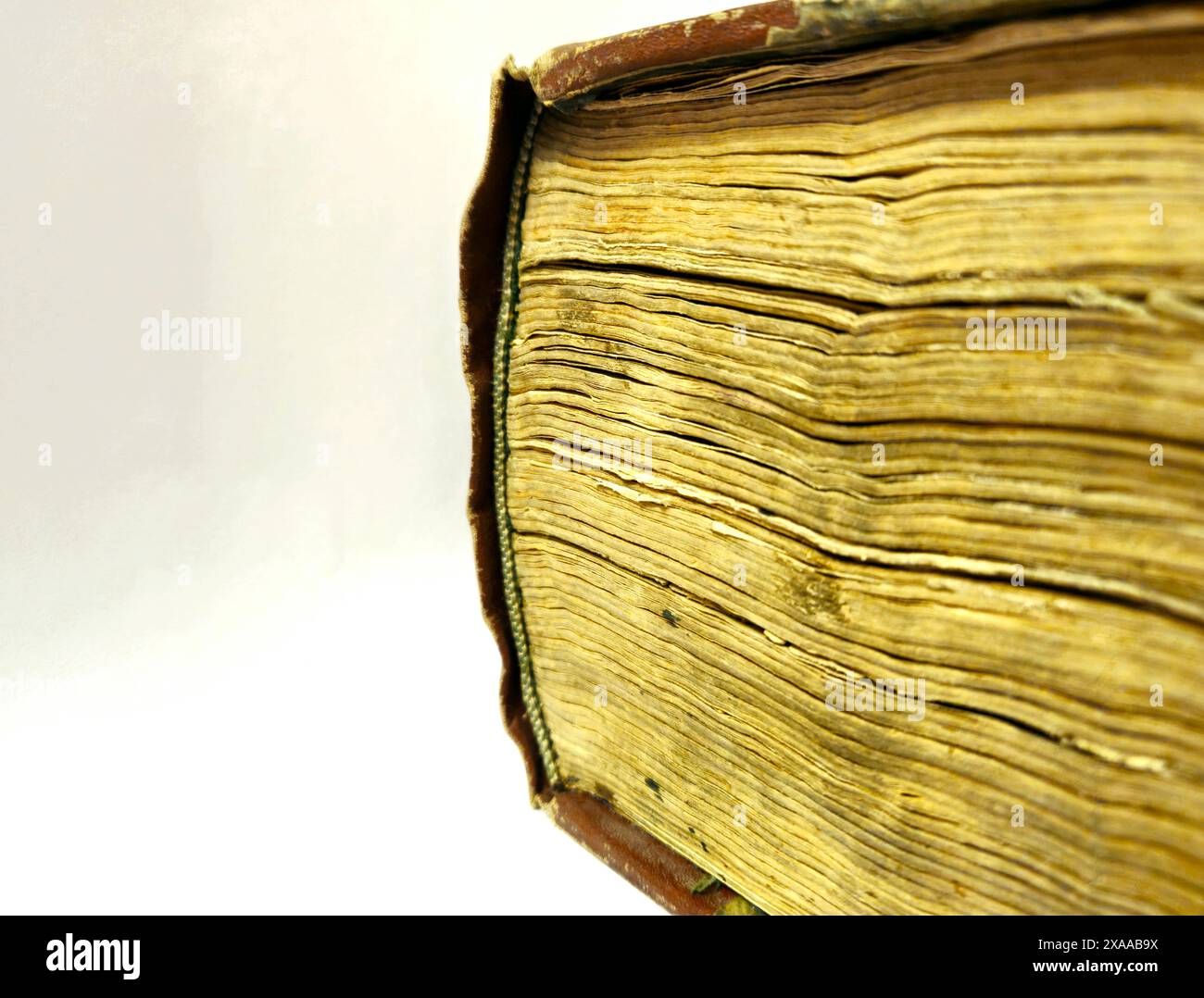 Un livre vintage sur un fond blanc Banque D'Images