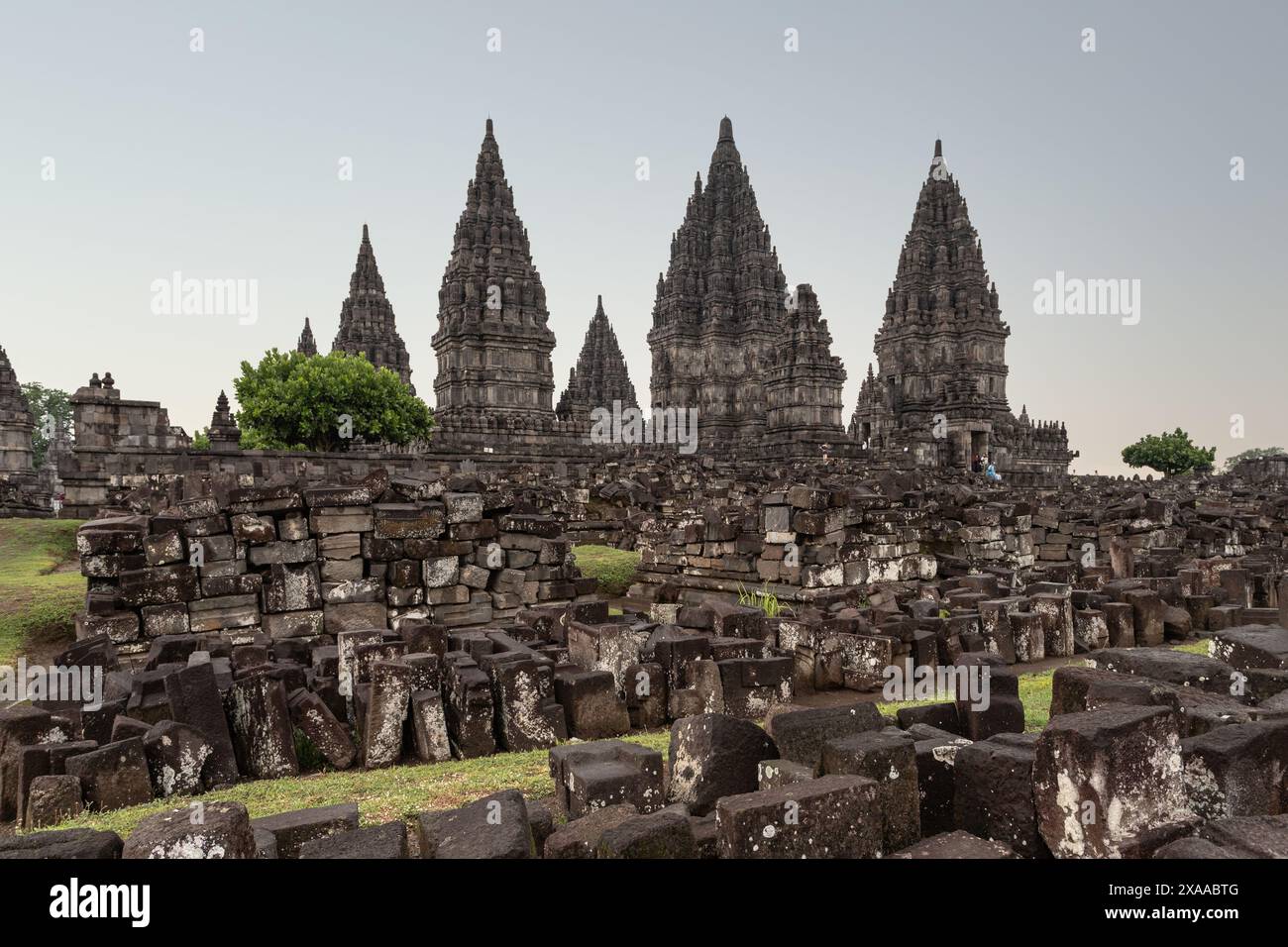 Un ancien temple en ruines avec des blocs de pierre en Asie du Sud-est Banque D'Images