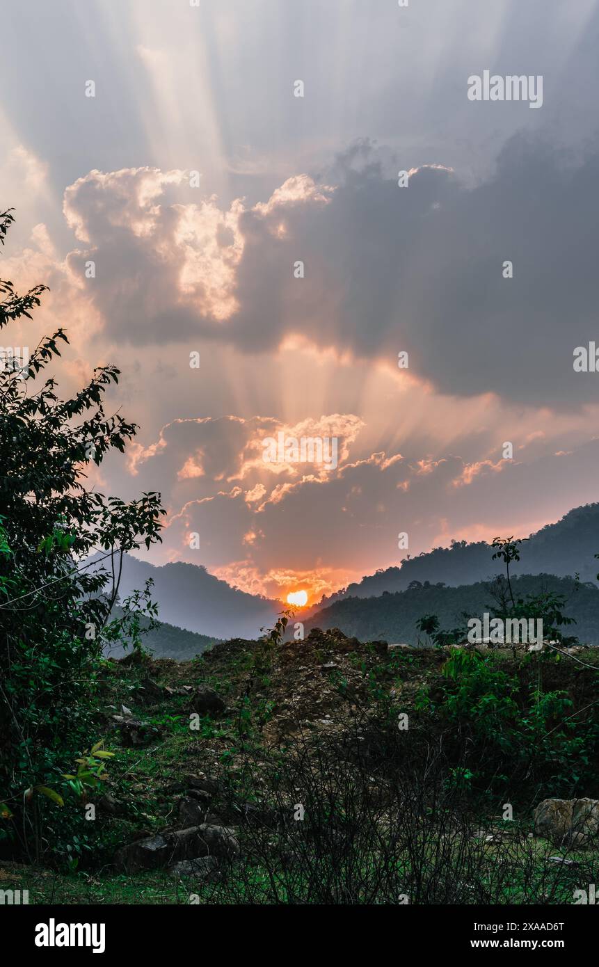 Panorama paysage d'été montagnes. Énergie magique du coucher de soleil orange rose. Rayons de soleil sur des nuages étonnants Banque D'Images