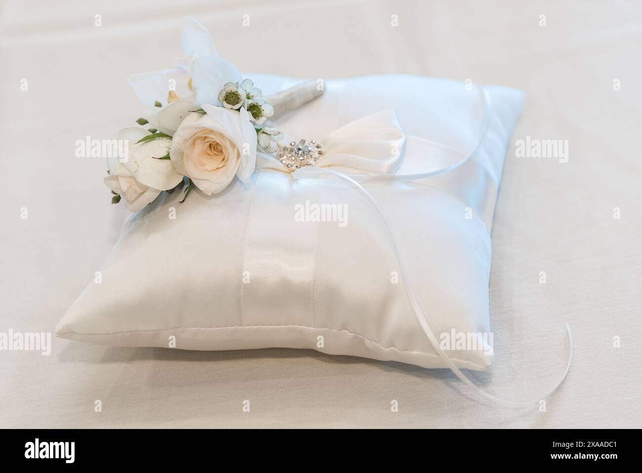 Gros plan d'un coussin annulaire avec une corsage Banque D'Images