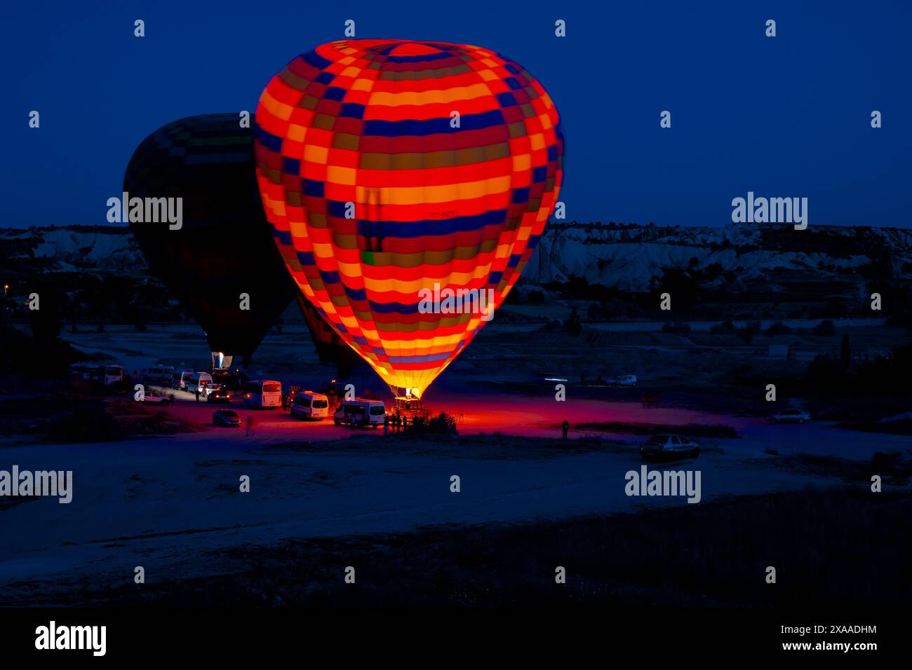 Montgolfières prêtes à décoller le matin en Cappadoce Nevsehir Turkiye - 7.2.2021 Banque D'Images