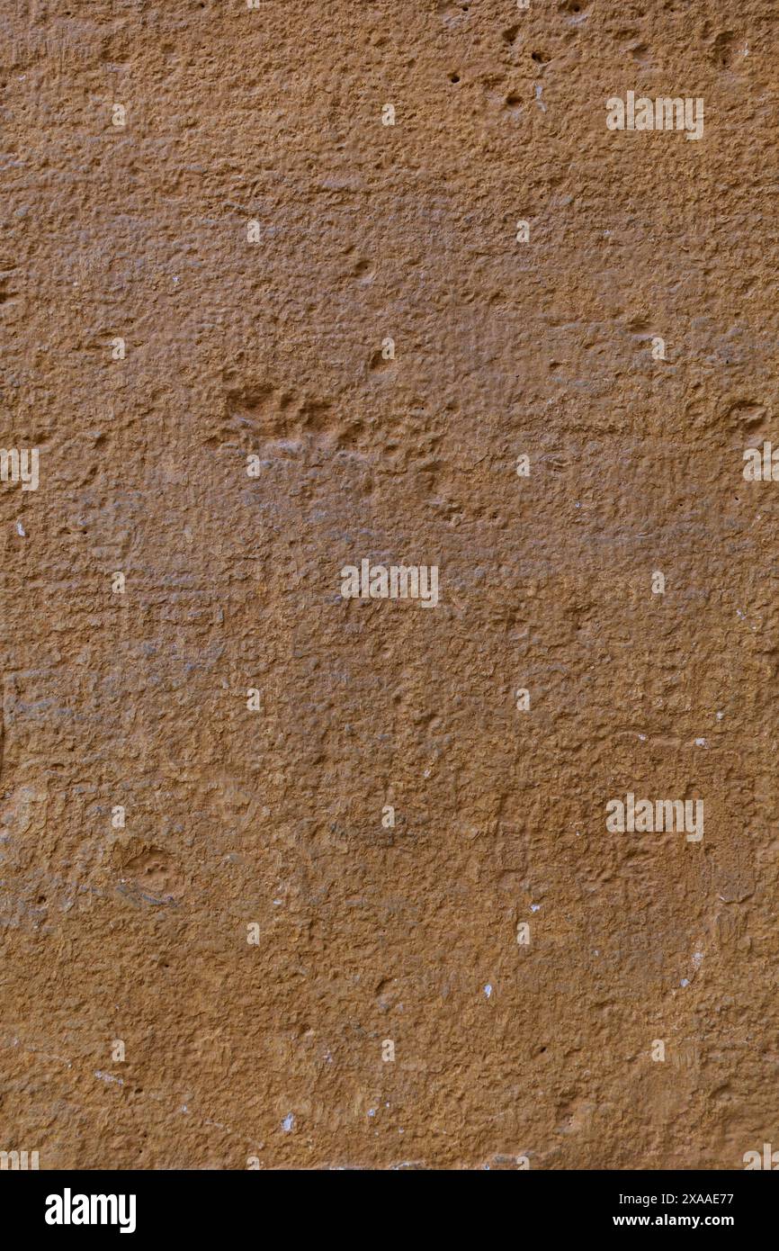 photographie à plat rapprochée d'une texture murale en pierre ancienne de couleur terre cuite claire Banque D'Images