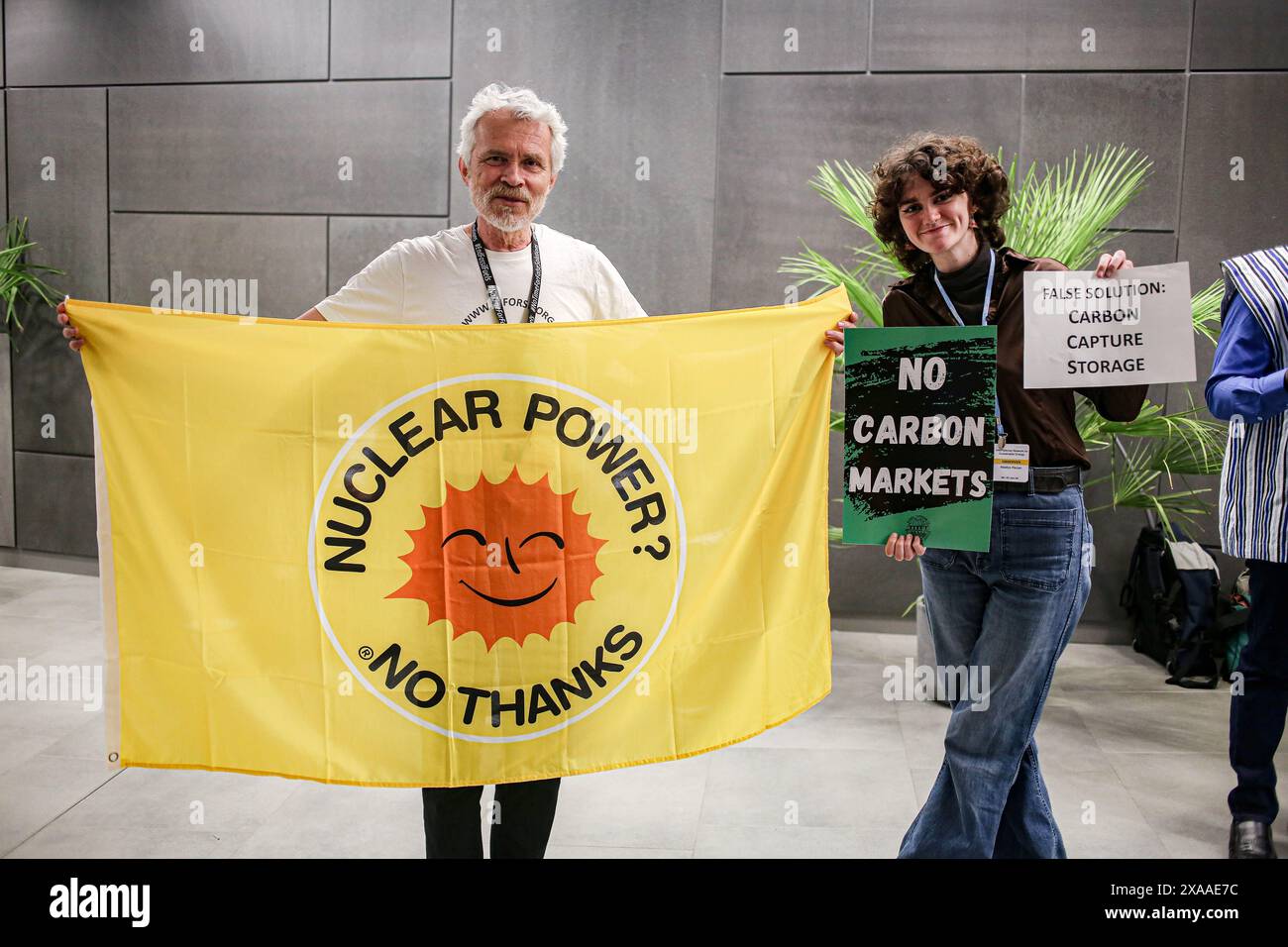 Bonn, Allemagne. 5 juin 2024. Un homme tenant une pancarte "énergie nucléaire, non merci" dans le cadre d'une manifestation à l'intérieur contre le changement climatique, à l'intérieur du Centre de conférences mondial dans le Campus des Nations Unies de Bonn pendant la première semaine de la conférence SB60 sur le changement climatique. Le financement des combustibles fossiles et la sylviculture sont des points clés des discussions et des négociations. Il s'agit des préparatifs de la COP29. (Crédit image : © Bianca Otero/ZUMA Press Wire) USAGE ÉDITORIAL SEULEMENT! Non destiné à UN USAGE commercial ! Banque D'Images