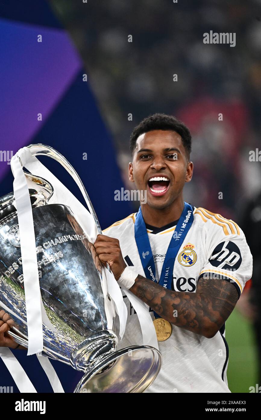 LONDRES, ANGLETERRE - 1er JUIN : Rodrygo du Real Madrid célèbre avec le trophée de l'UEFA Champions League et la médaille après avoir remporté l'UEFA Champions League 20 Banque D'Images