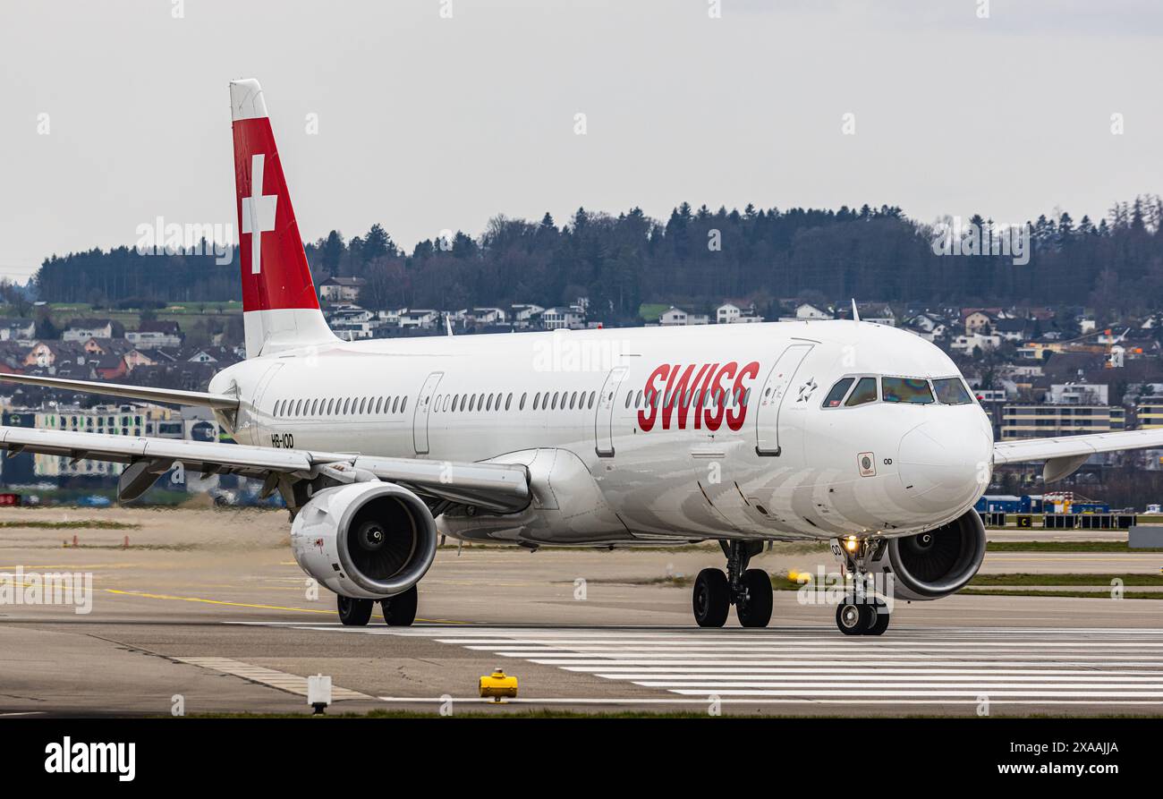 Un Airbus A321-111 de Swiss International Airlines prend un taxi sur la piste de l'aéroport de Zurich, où il attend l'autorisation de décoller. Enregistrement HB Banque D'Images