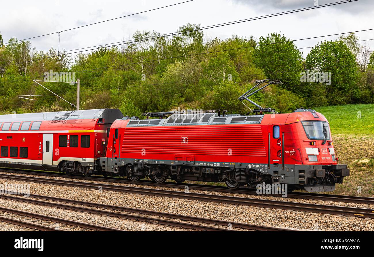 Hebertshausen, Allemagne, 10 avril 2024 : Munich-Nuremberg Express. Le train de voyageurs est propulsé par une locomotive électrique DB série 102. (Photo de Banque D'Images